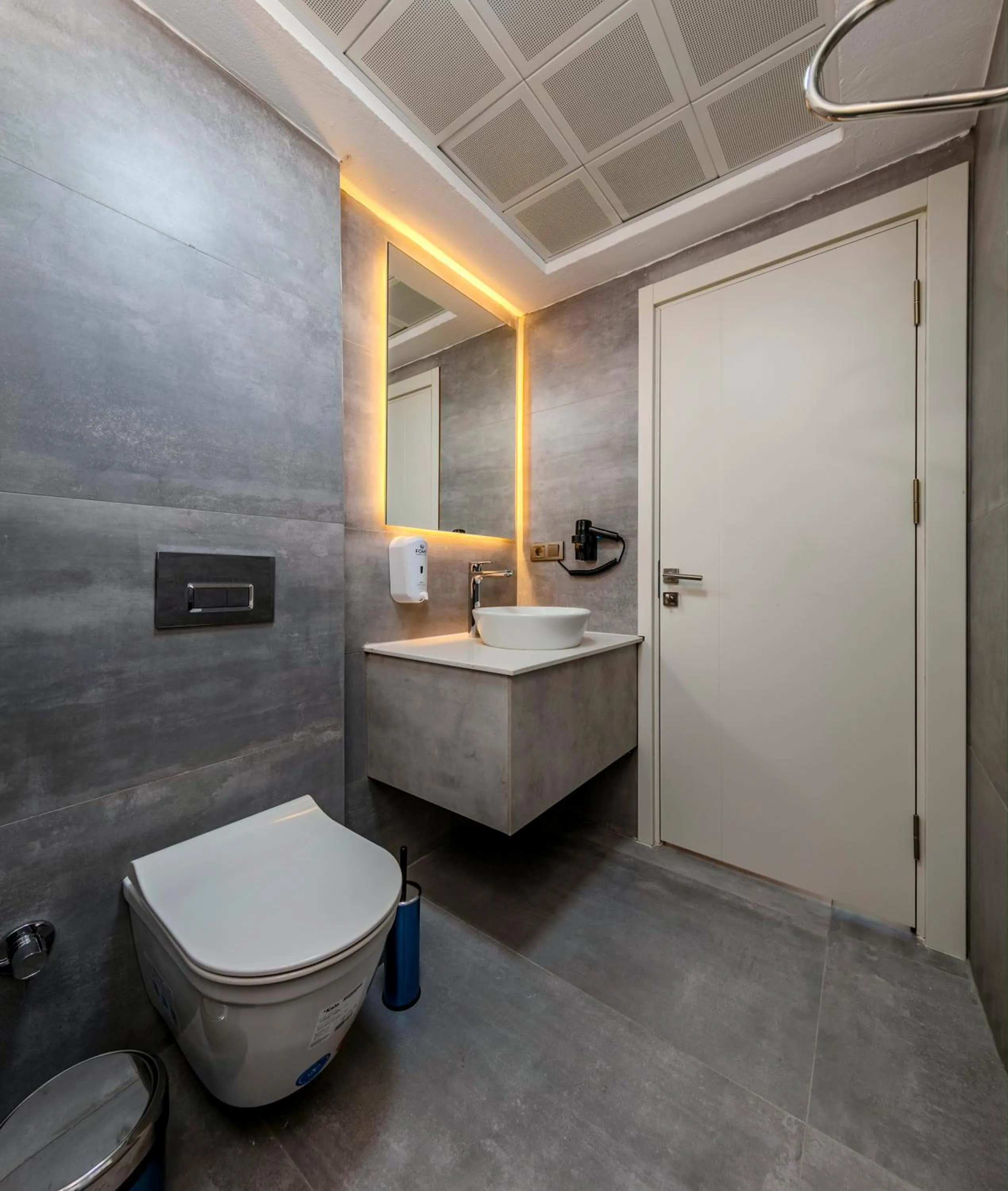 Shower in Airport Waves Hotel