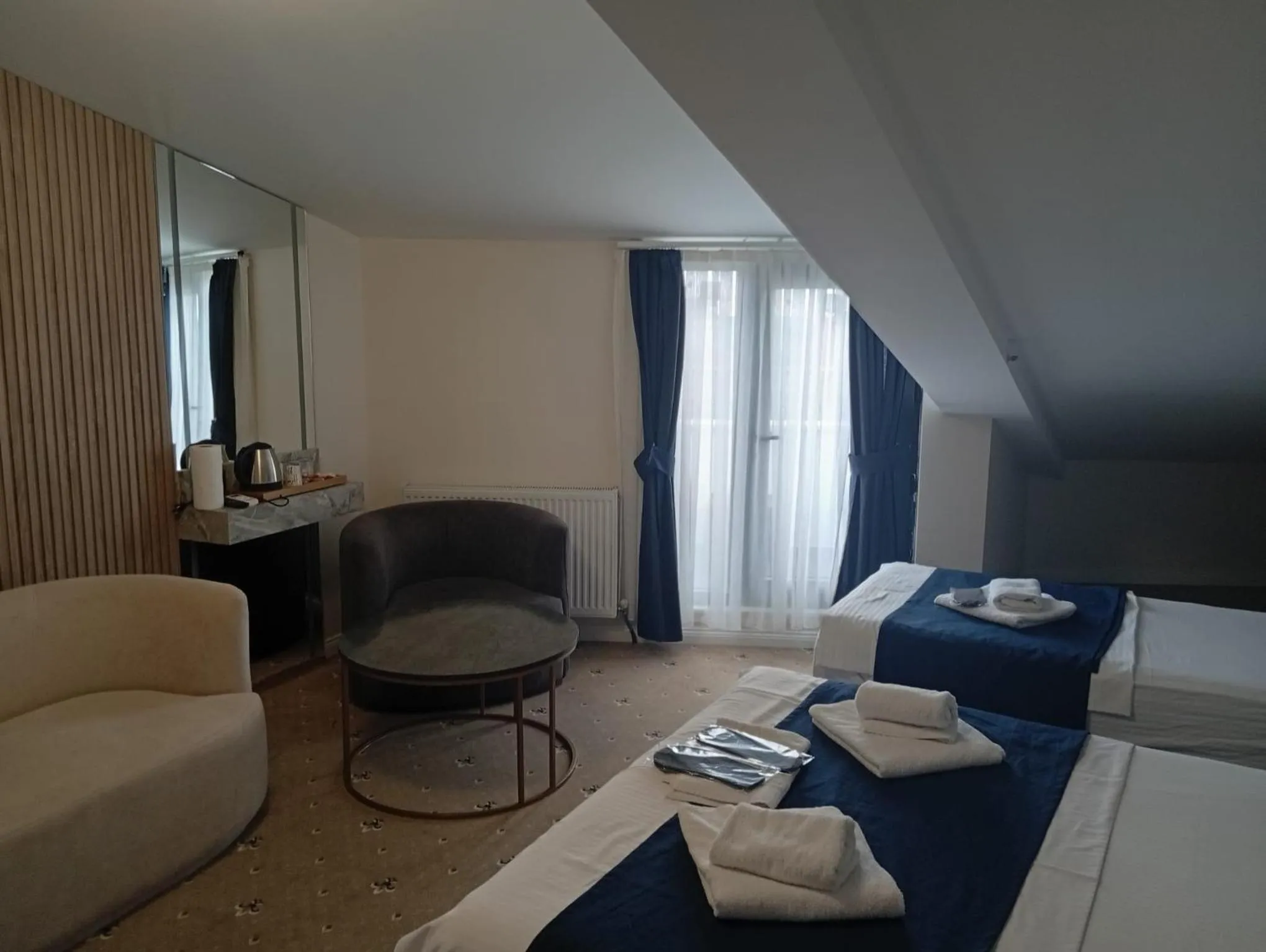 Seating area, Bed in Airport Waves Hotel