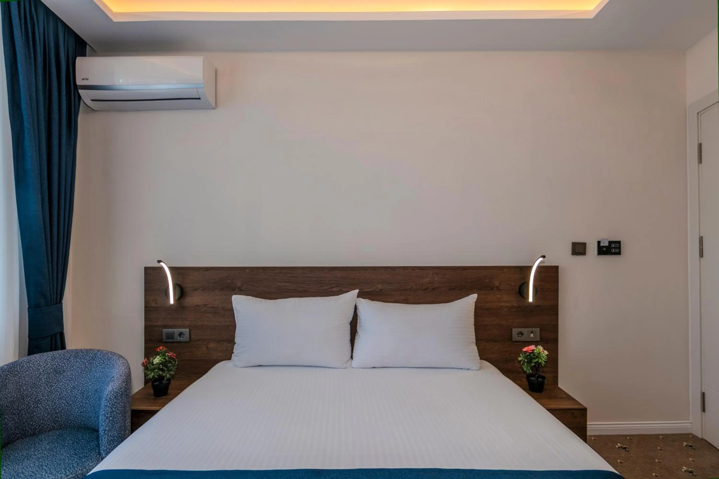 Bed in Airport Waves Hotel