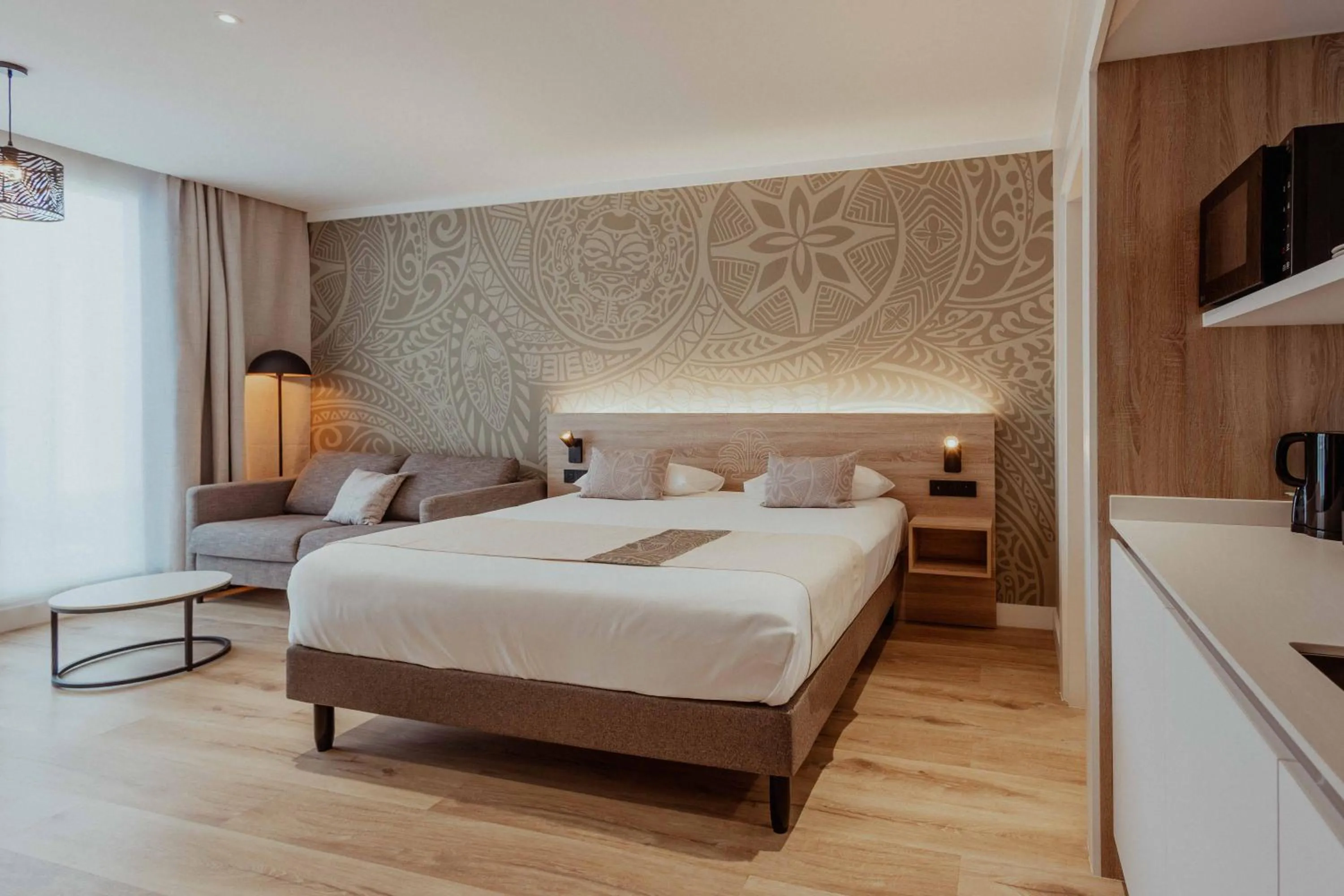 Kitchen or kitchenette, Bed in Hotel Reva TAHITI
