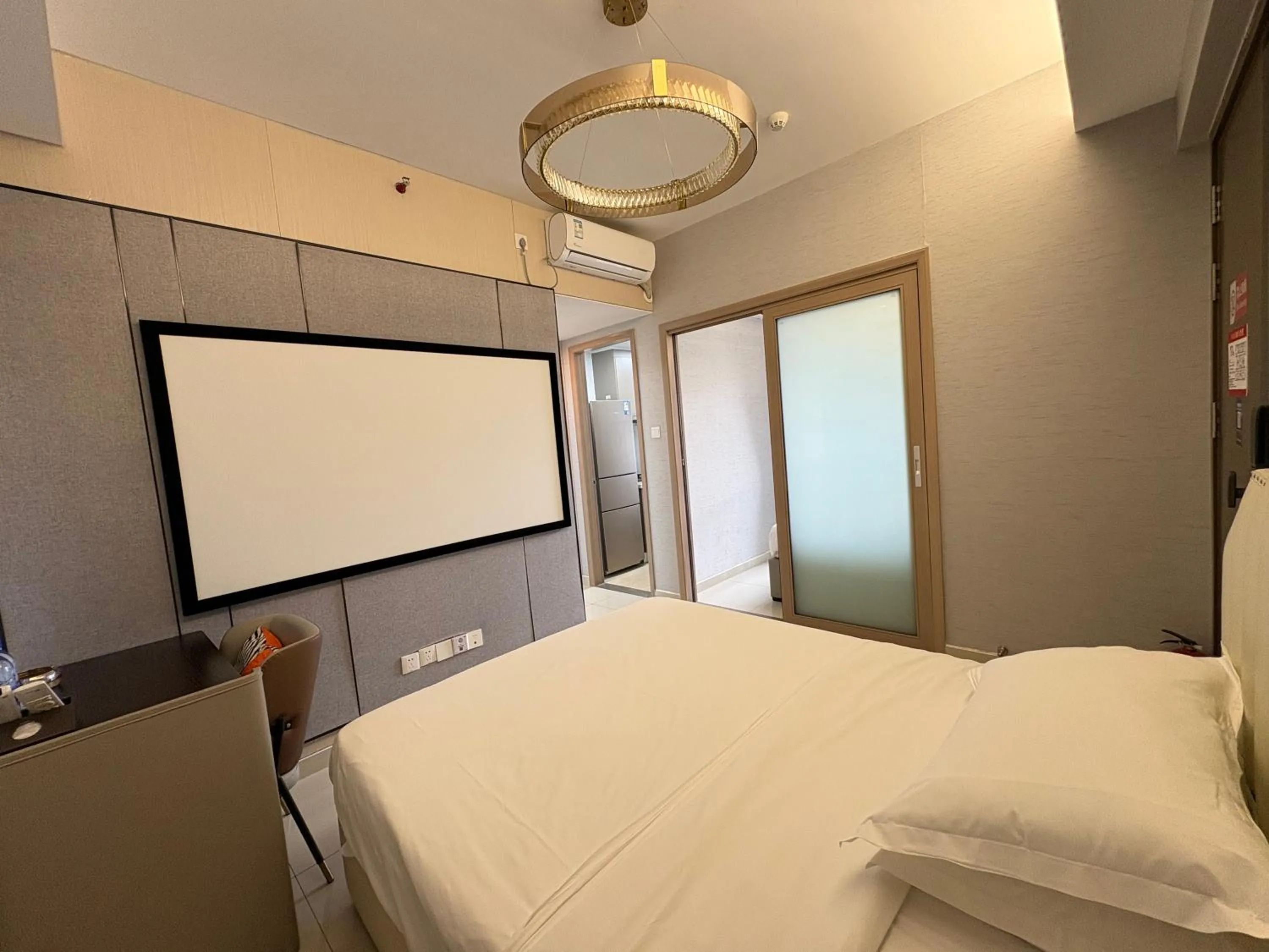Bed in Kingkey Shuibei International Apartment Hotel