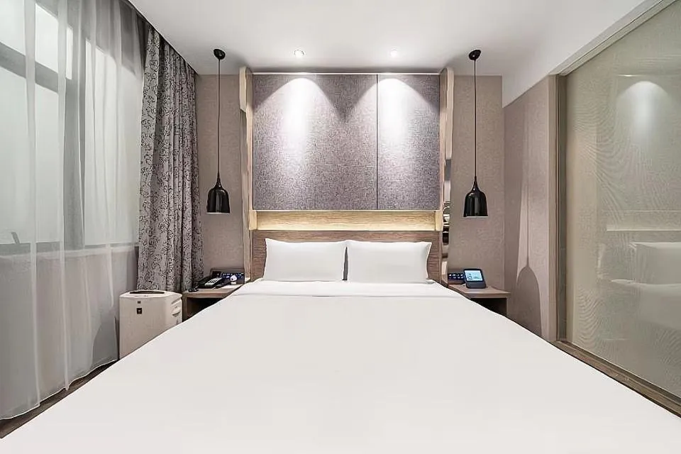 Photo of the whole room, Bed in JL Boutique Hotel shanghai Tian An 1000 Trees Jing An Temple changshou Road Store