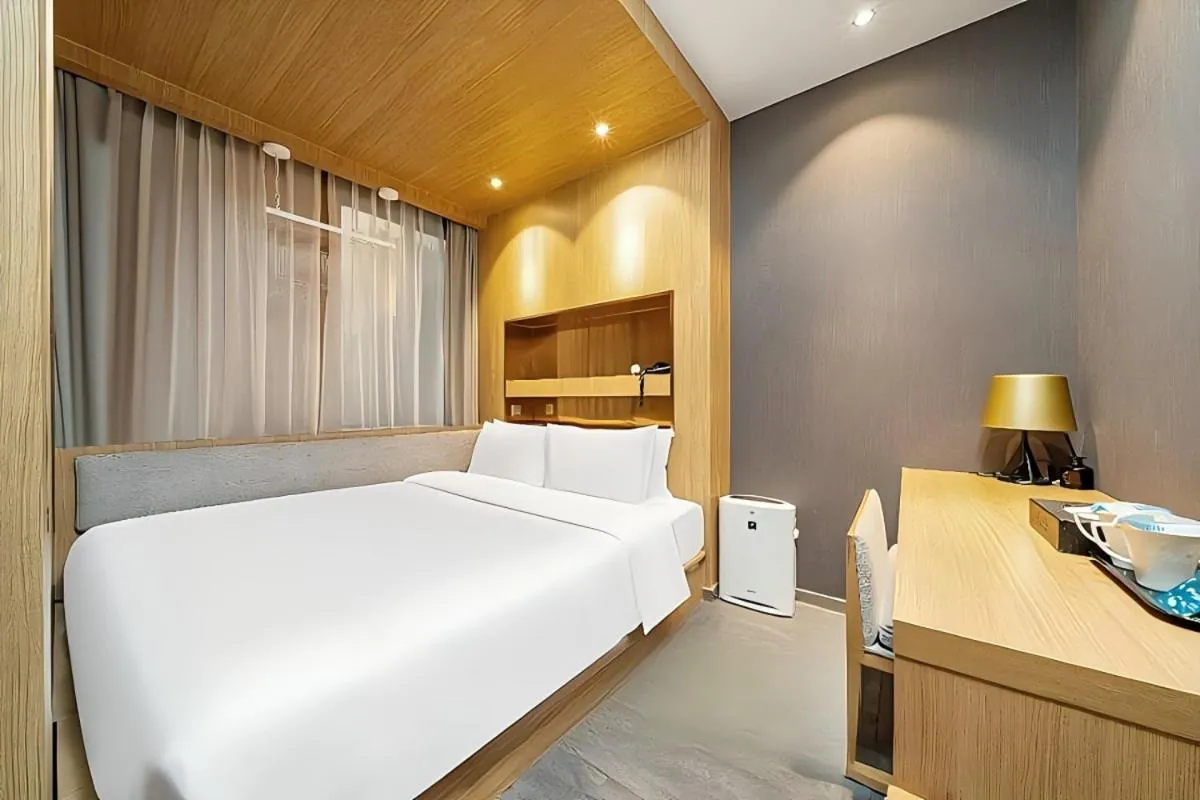 Photo of the whole room, Bed in JL Boutique Hotel shanghai Tian An 1000 Trees Jing An Temple changshou Road Store