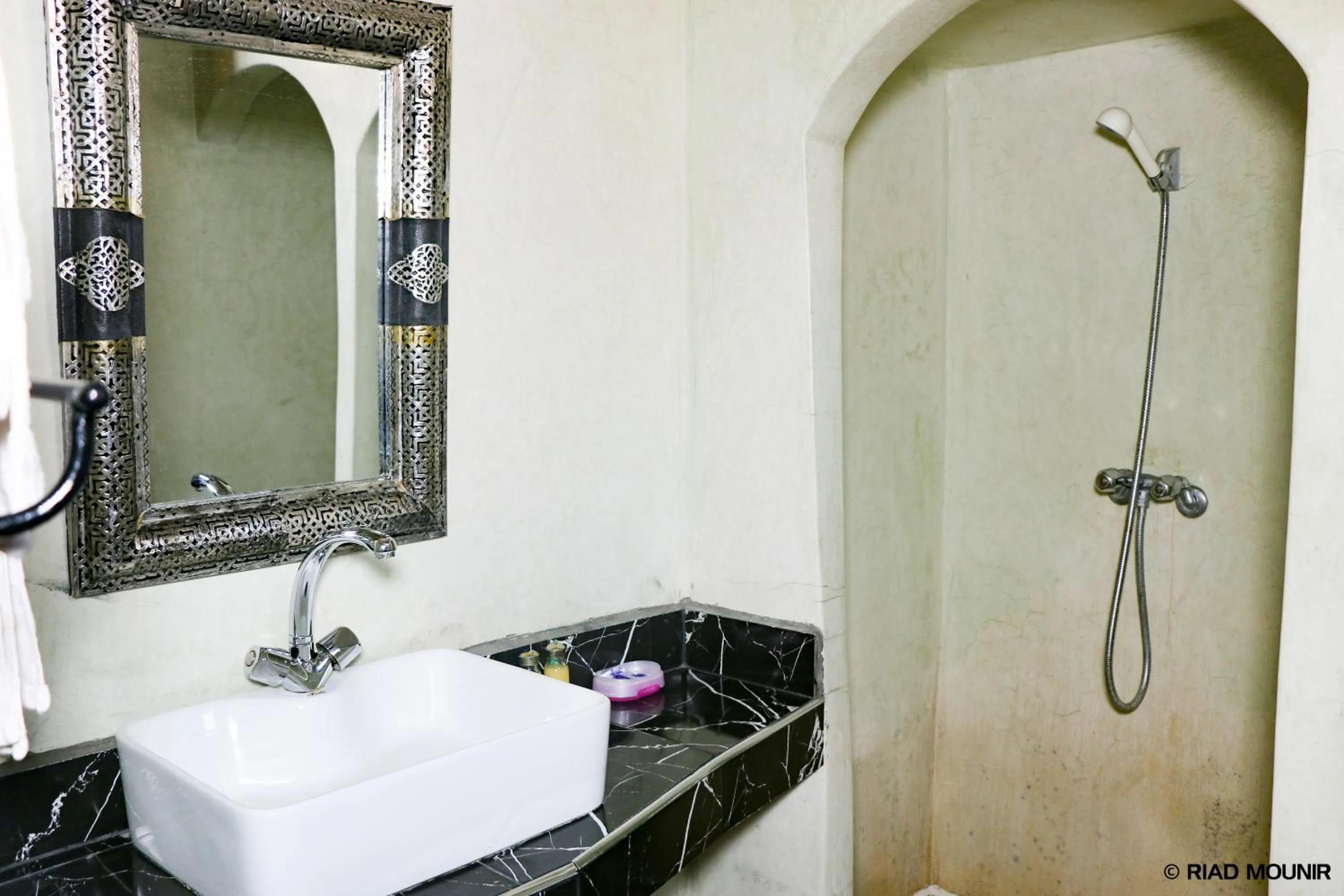 Shower in Riad Mounir