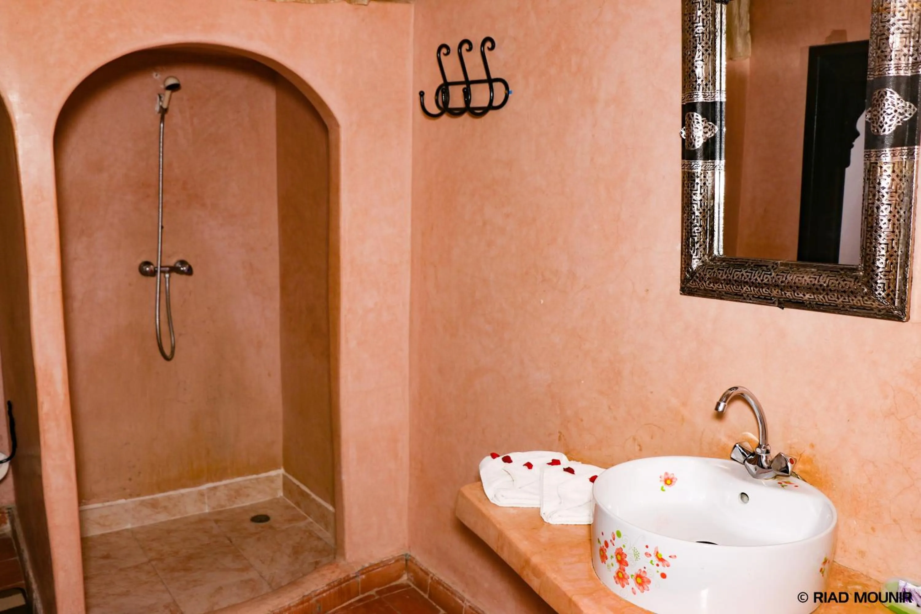 Shower in Riad Mounir