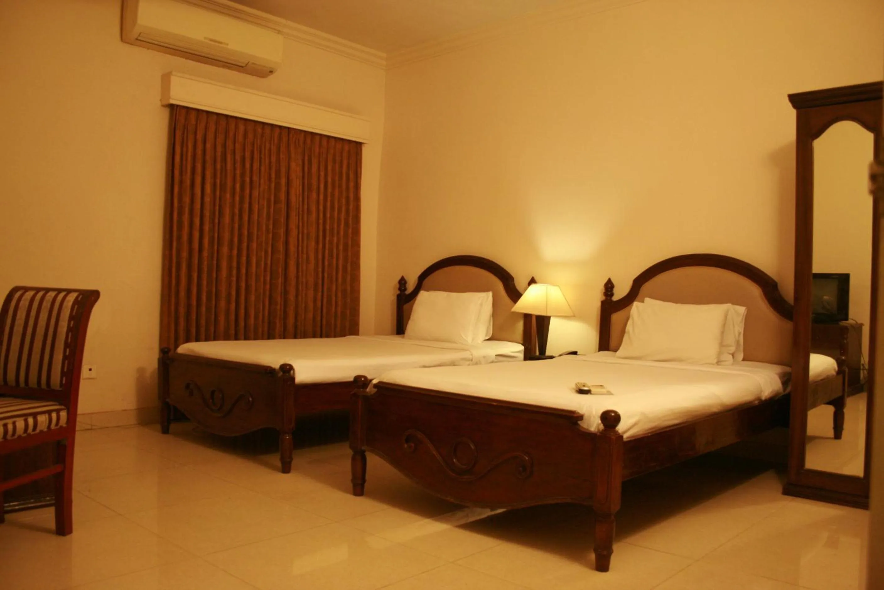 Toilet, Bed in Hotel Ornate