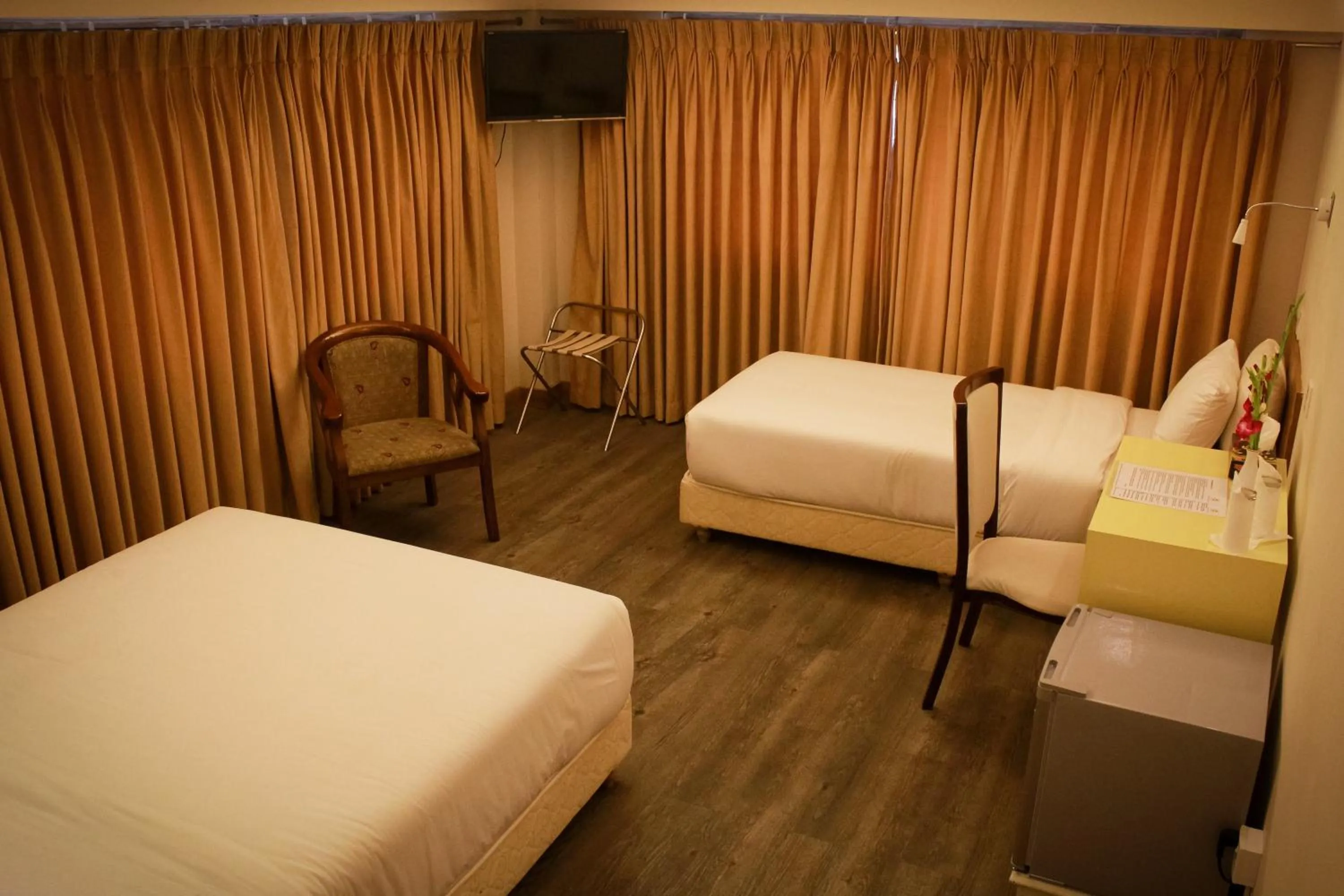 Shower, Bed in Hotel Ornate