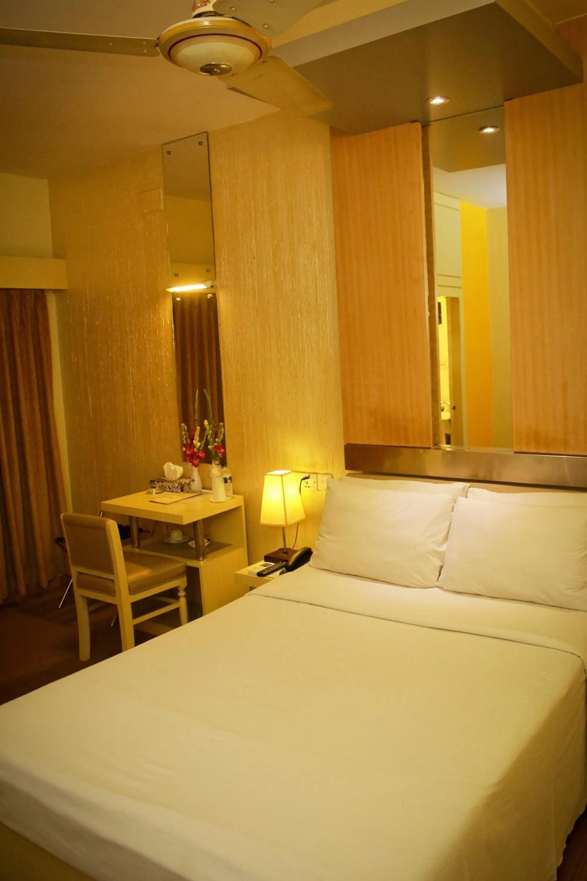 Shower, Bed in Hotel Ornate