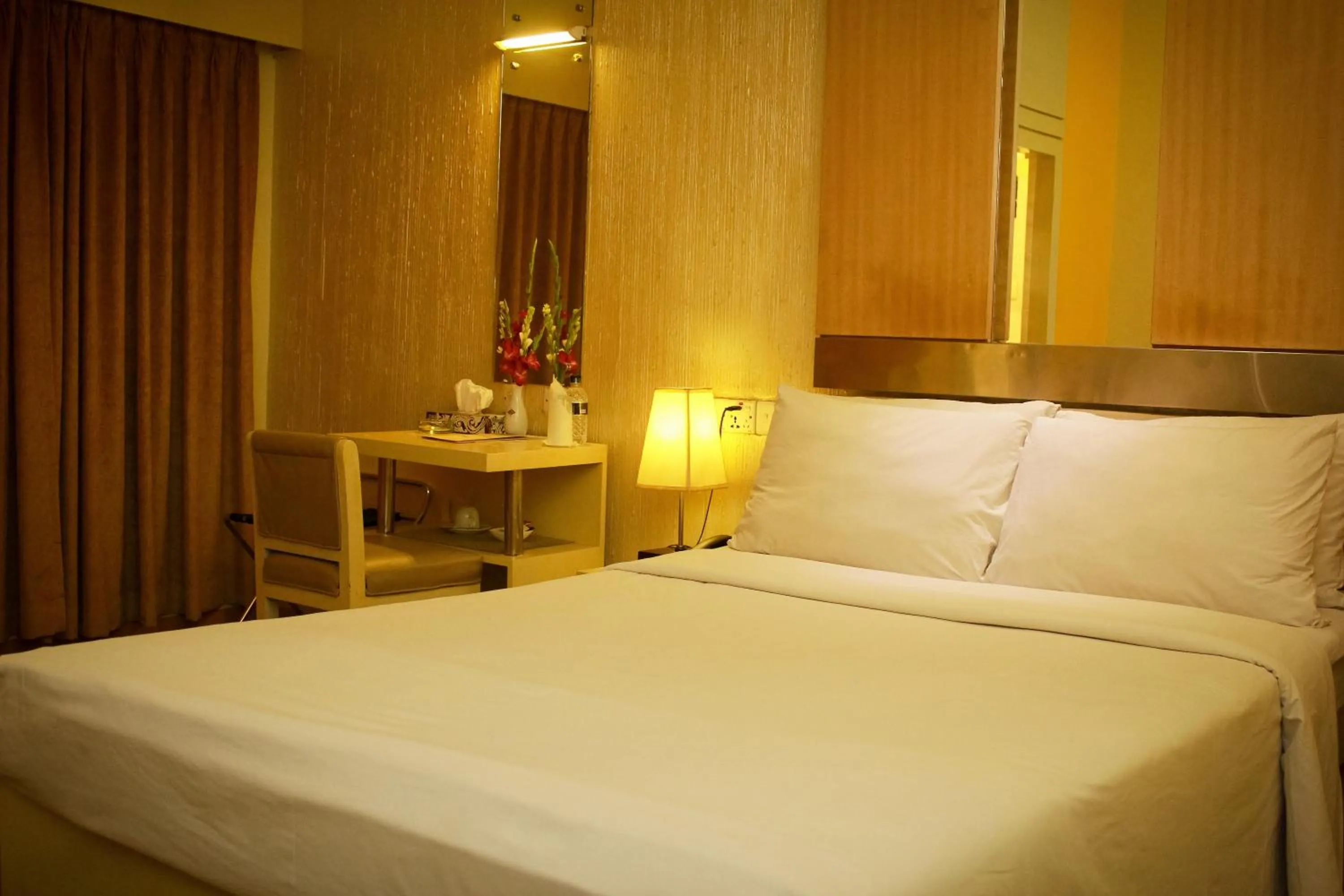 Shower, Bed in Hotel Ornate