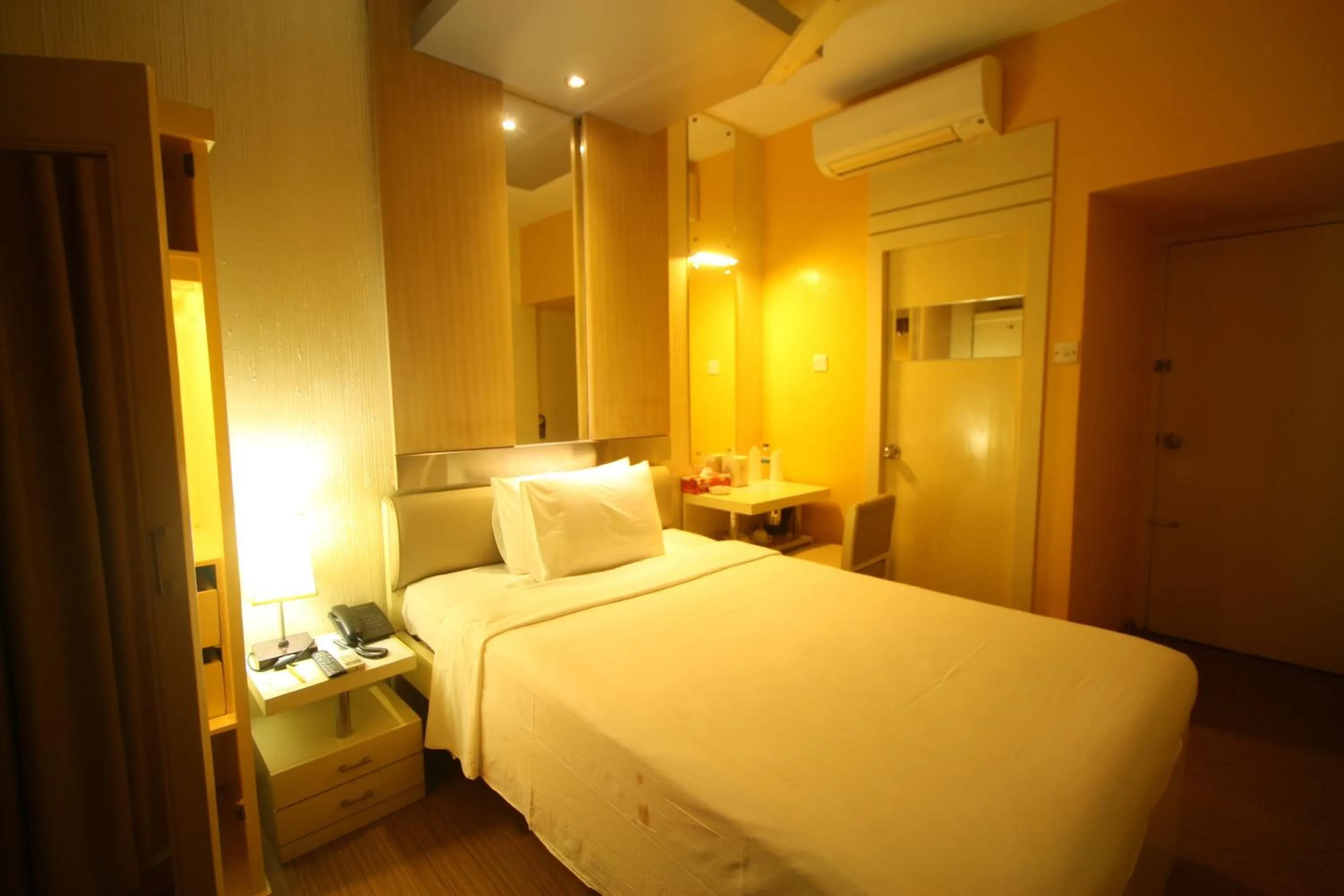 Shower, Bed in Hotel Ornate