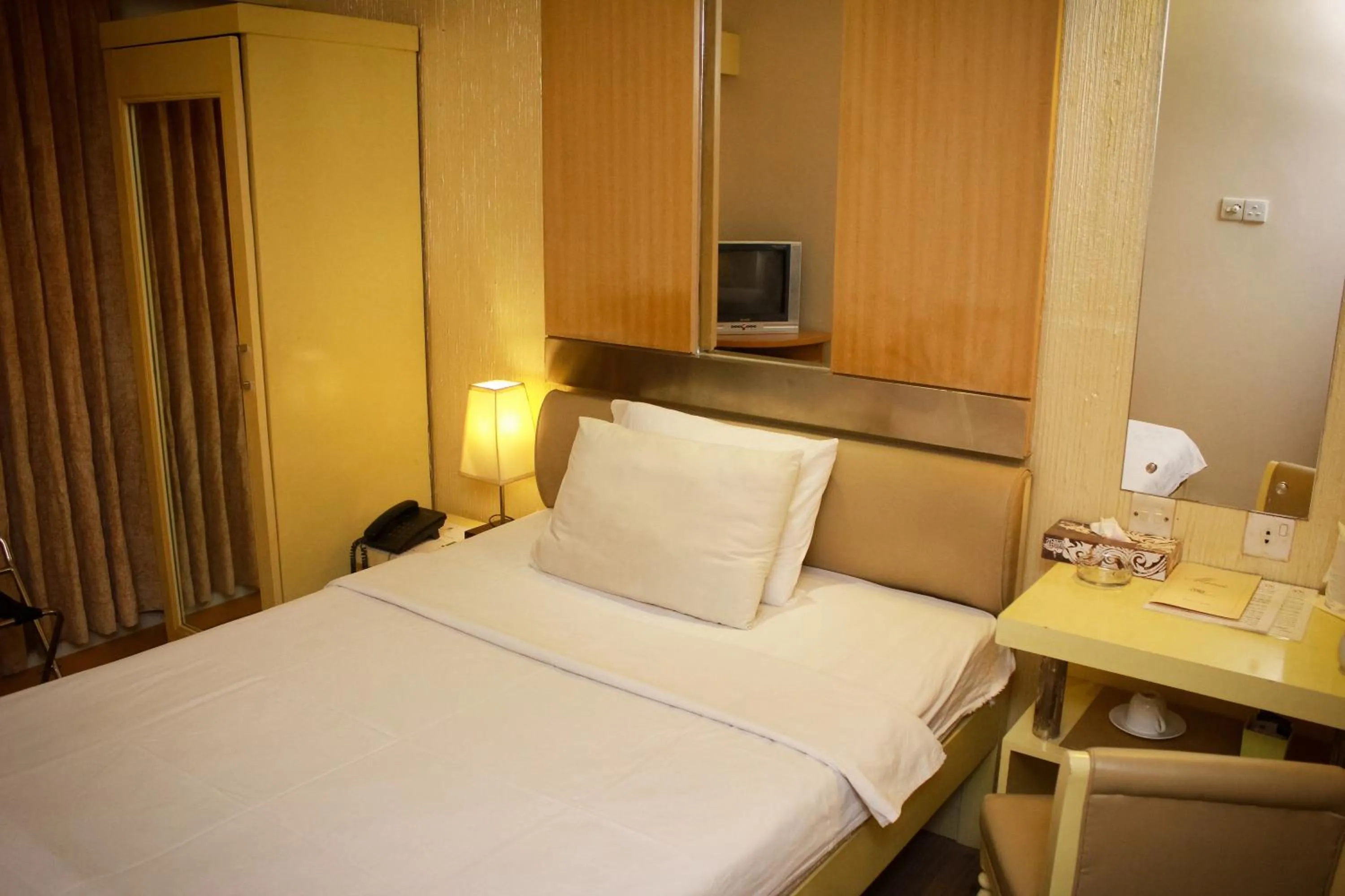 Shower, Bed in Hotel Ornate