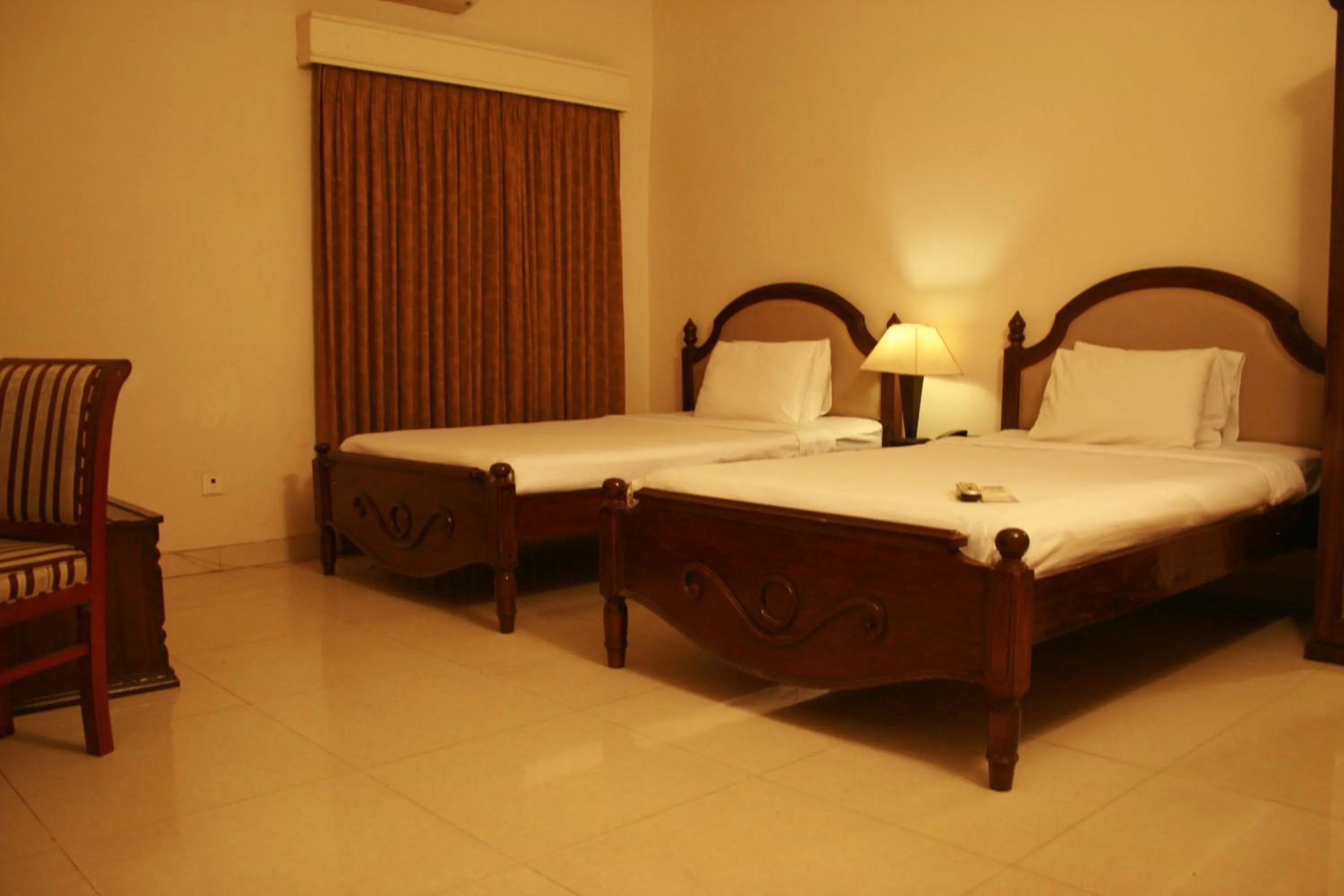 Shower, Bed in Hotel Ornate