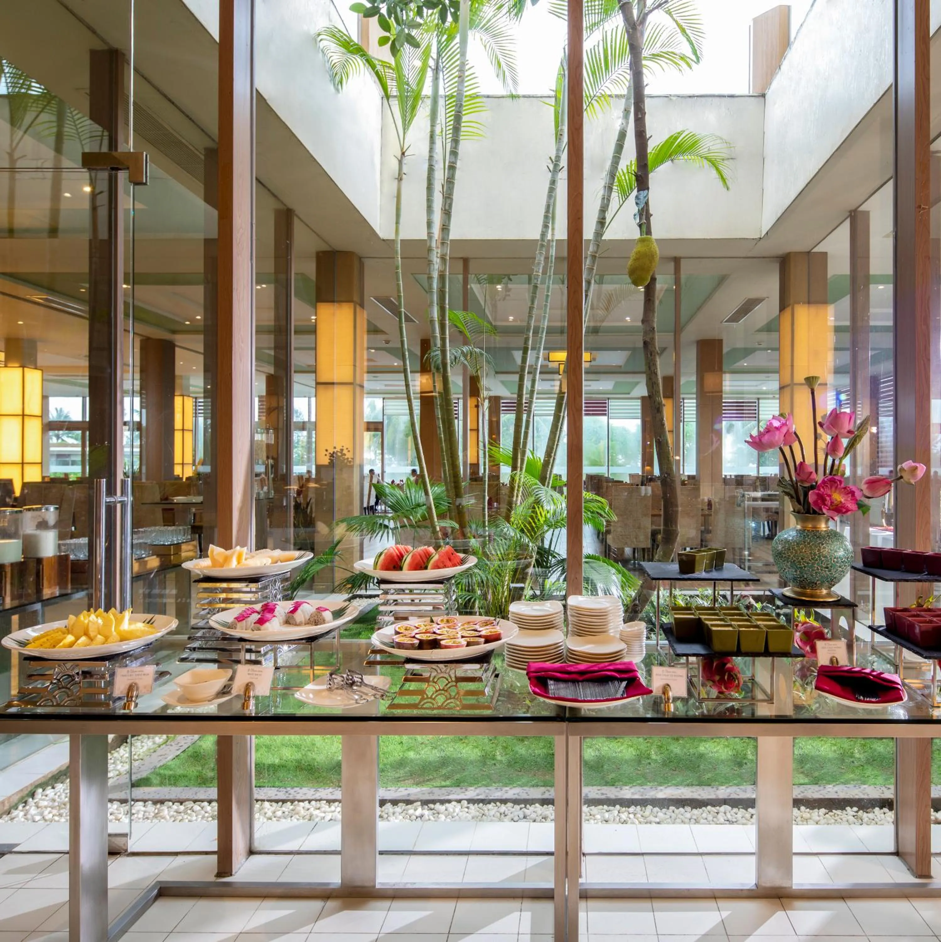 Restaurant/places to eat in FLC Luxury Hotel Samson