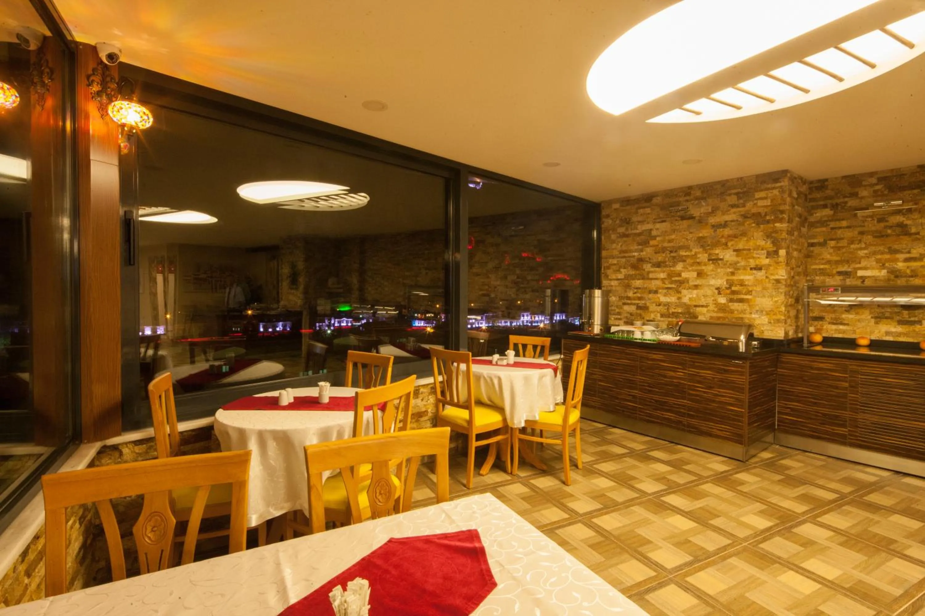 Restaurant/places to eat in Armin Hotel