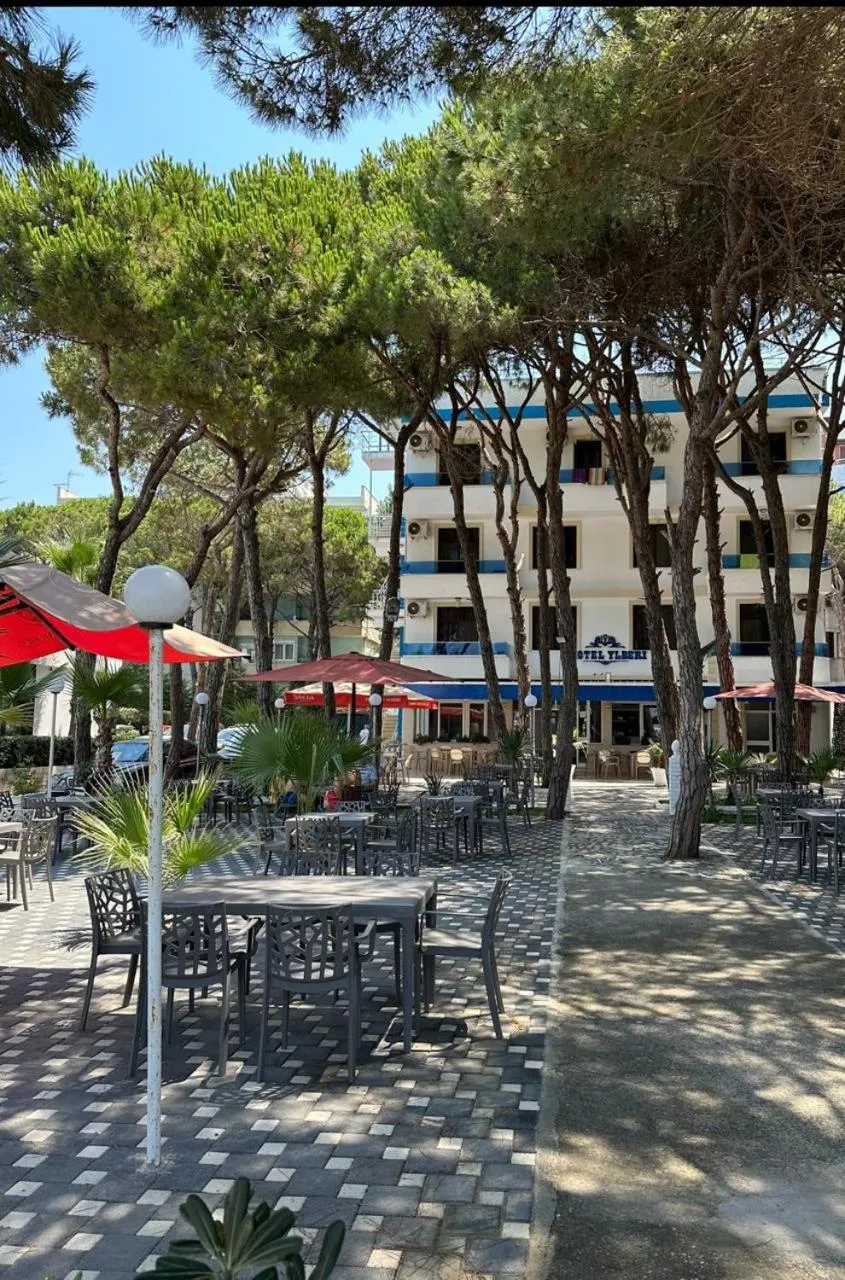 Restaurant/places to eat in Hotel Ylberi