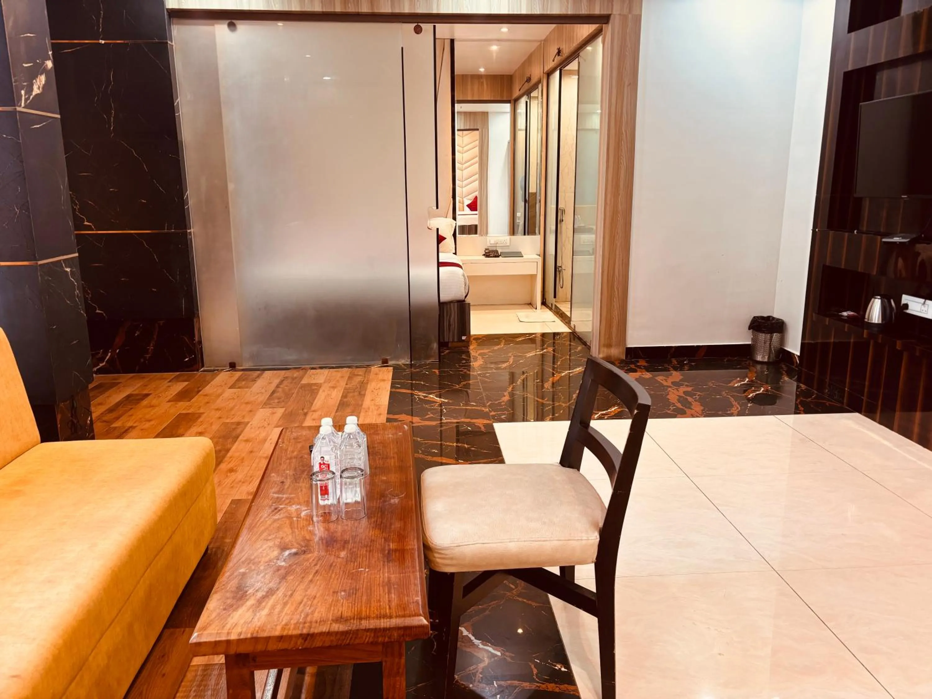 Dining area in Hotel Chariot Inn