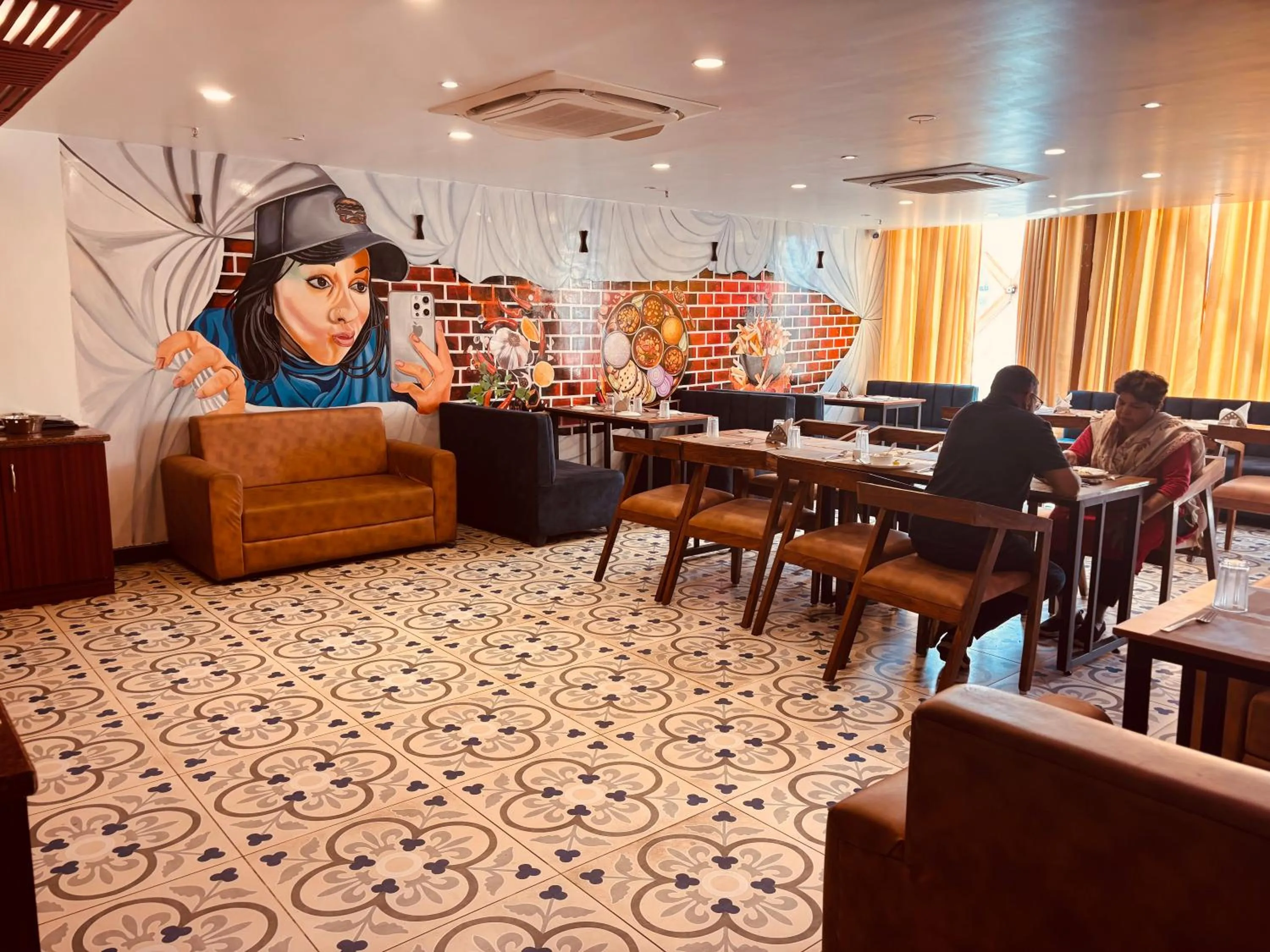 Restaurant/places to eat in Hotel Chariot Inn