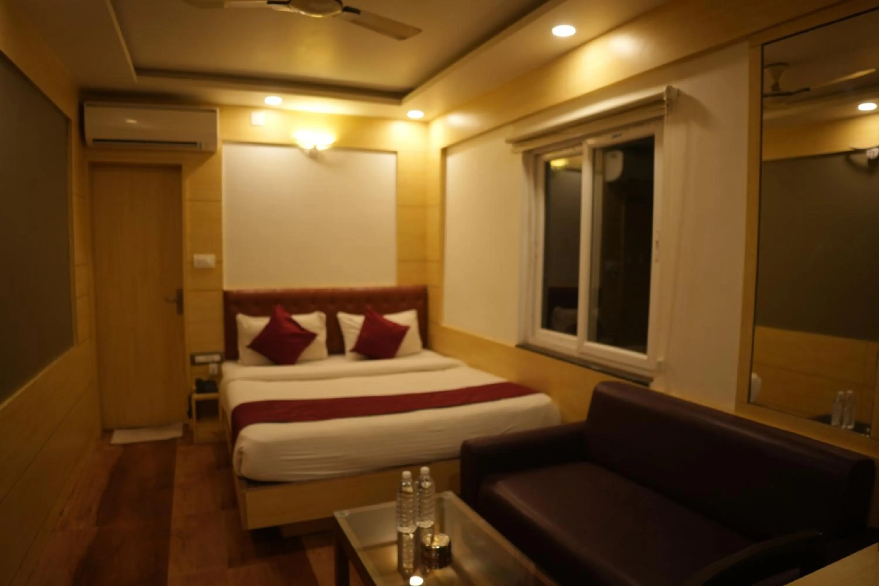 Living room, Bed in Hotel Chariot Inn