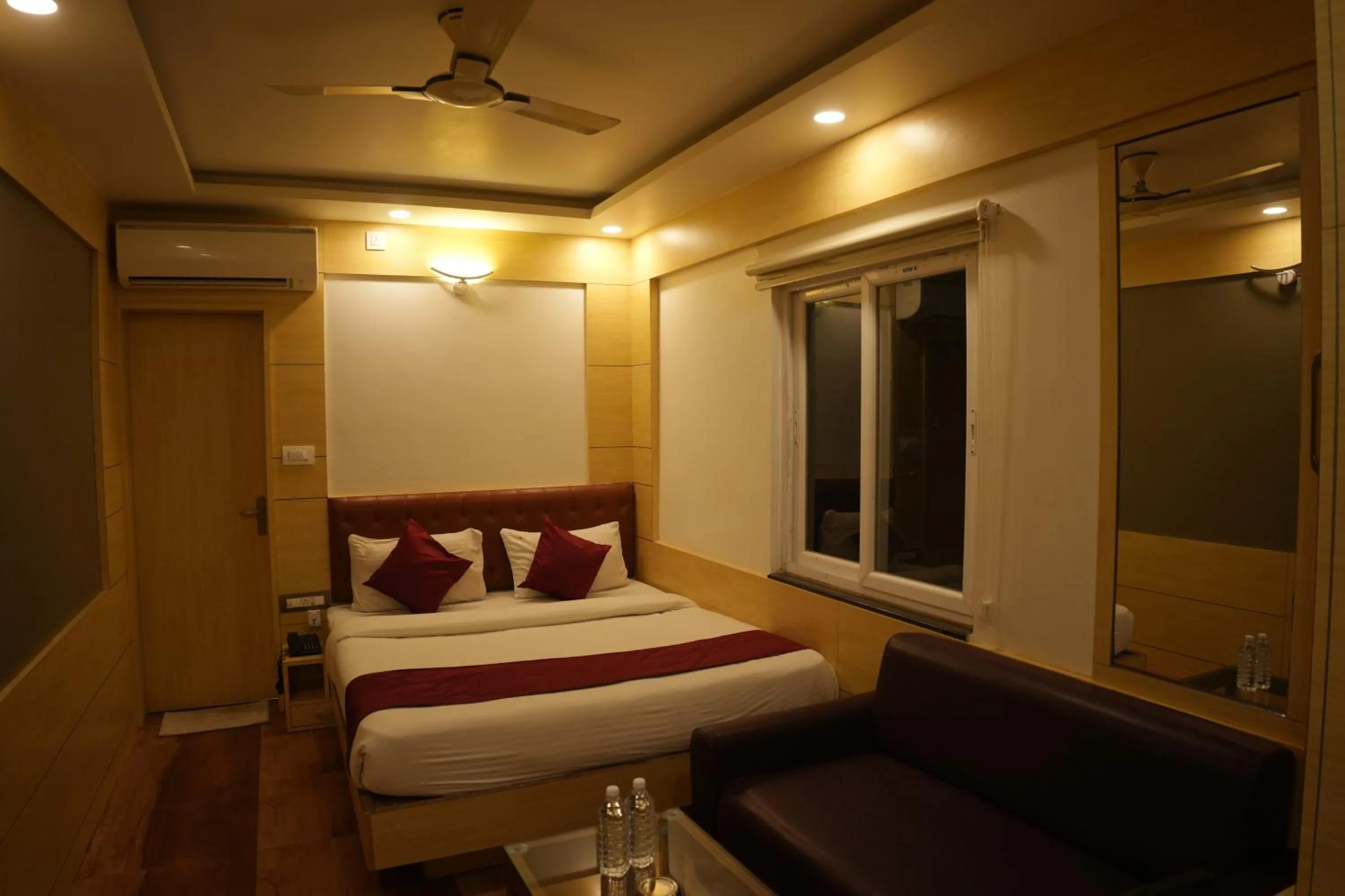 Photo of the whole room, Bed in Hotel Chariot Inn