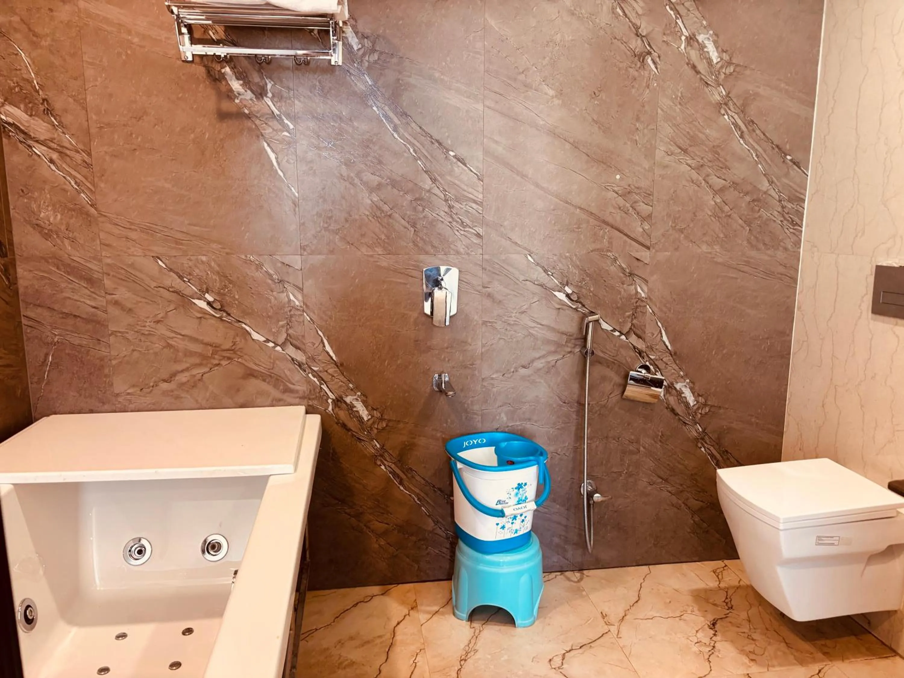 Shower in Hotel Chariot Inn