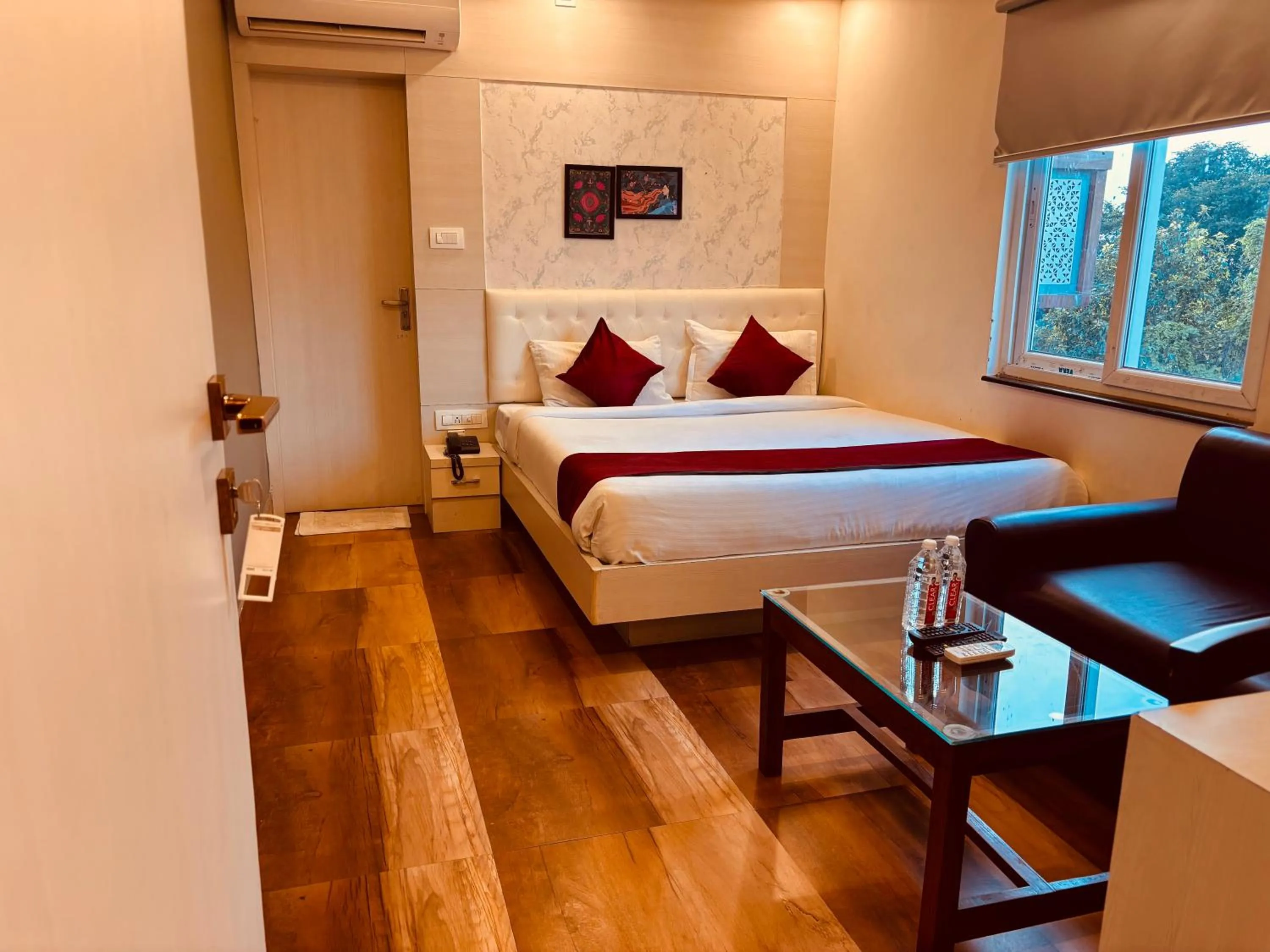 Photo of the whole room, Bed in Hotel Chariot Inn