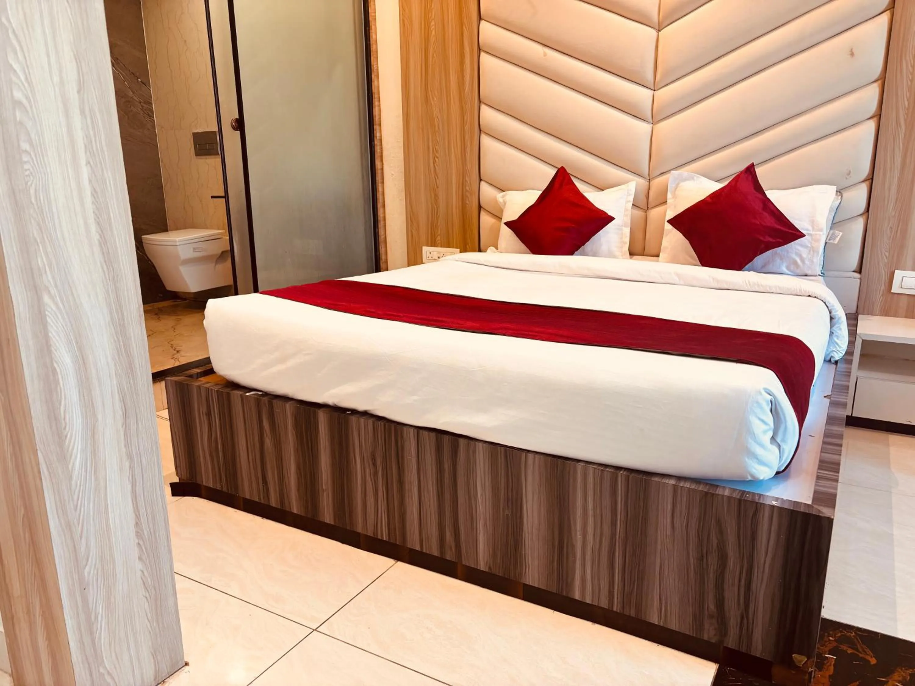 Bedroom, Bed in Hotel Chariot Inn