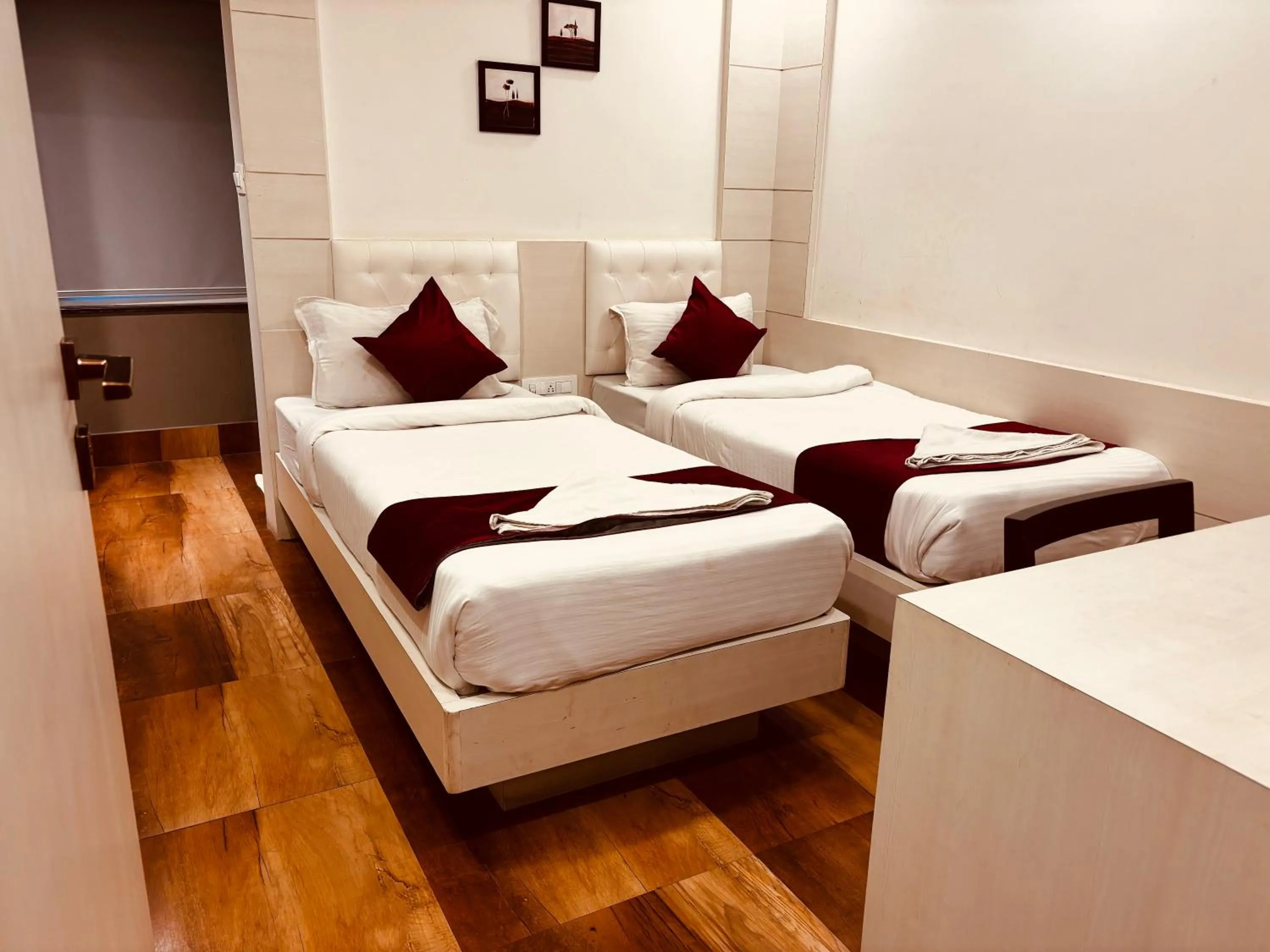 Photo of the whole room, Bed in Hotel Chariot Inn