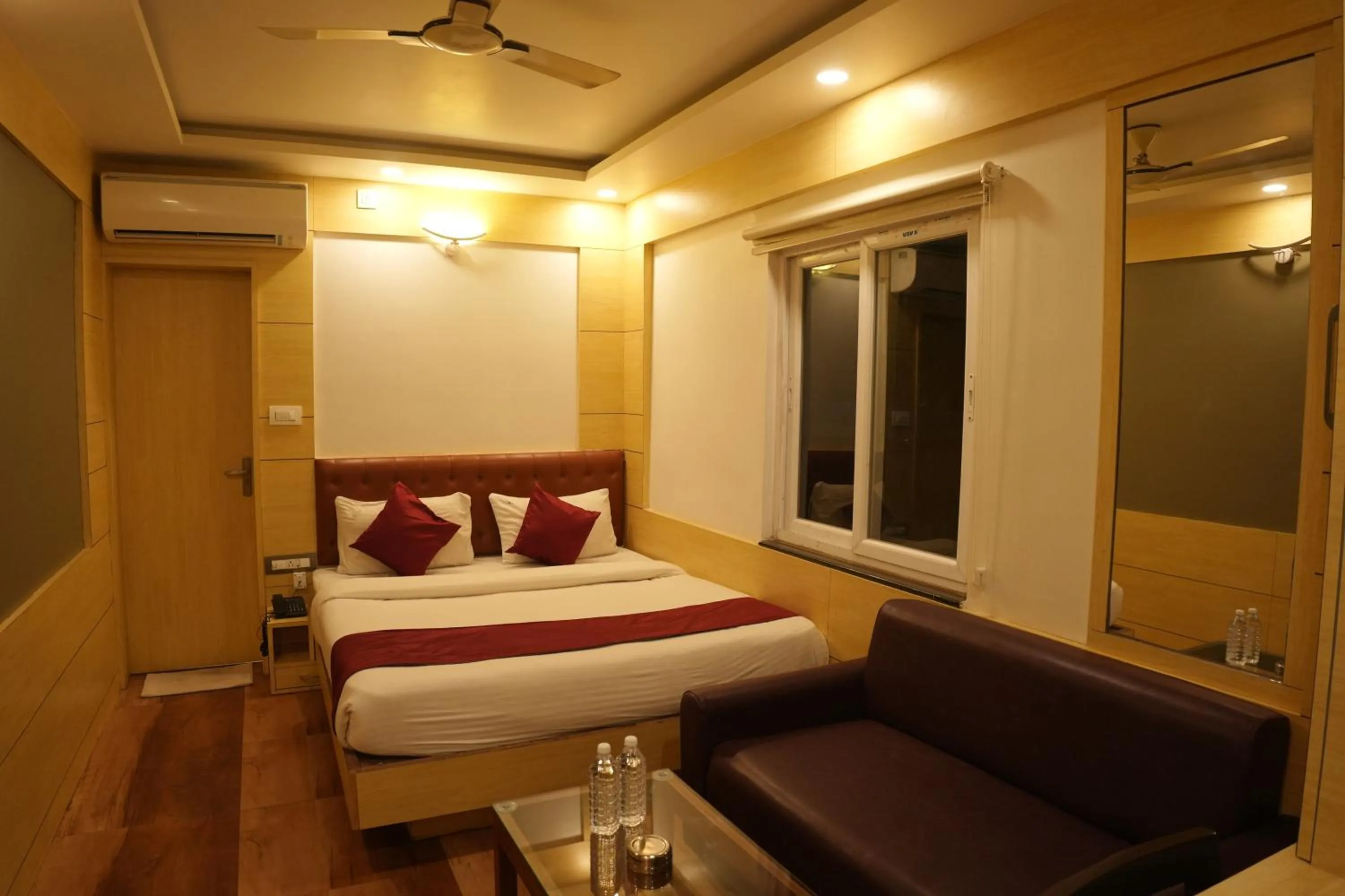 Photo of the whole room, Bed in Hotel Chariot Inn