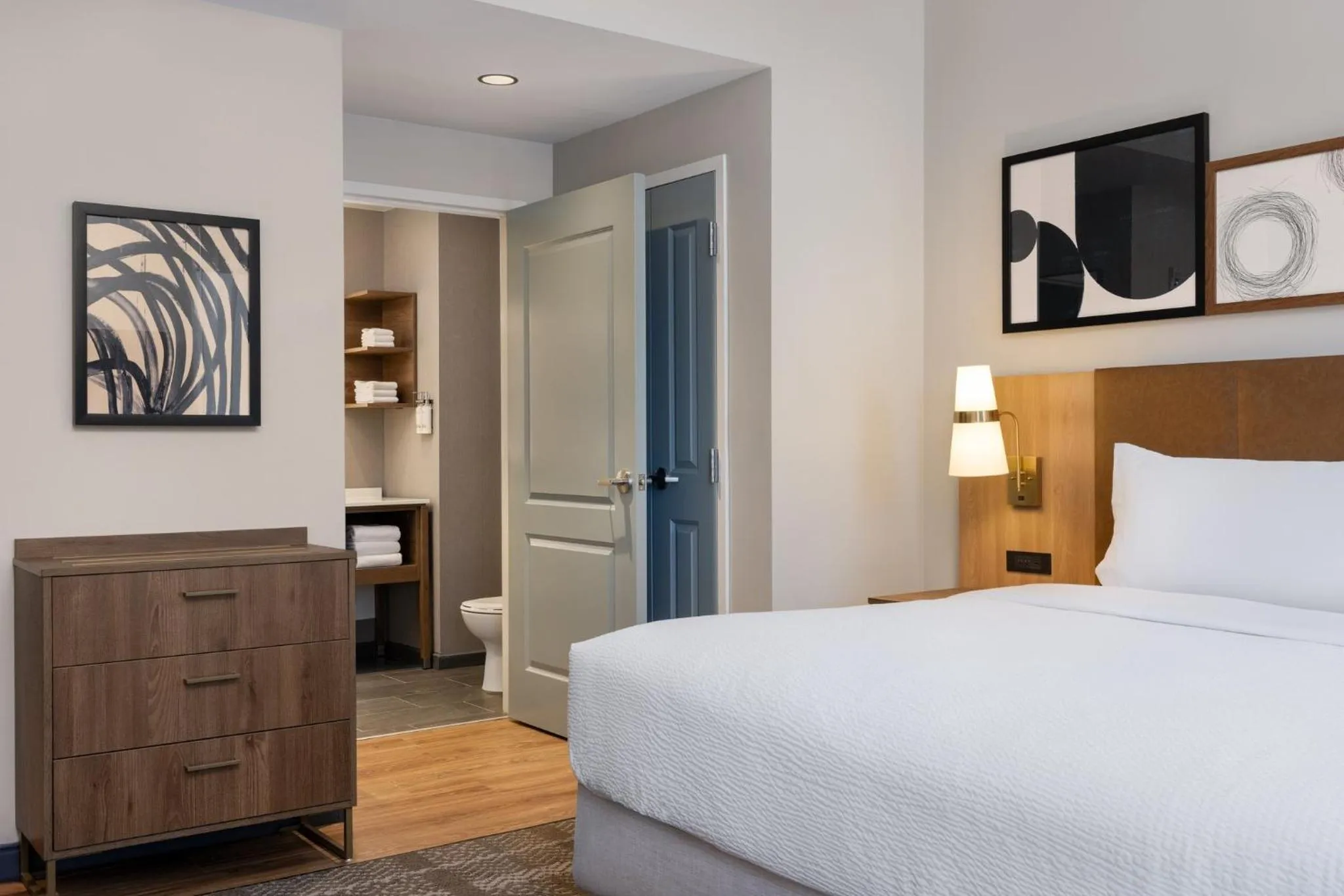 Photo of the whole room, Bed in Staybridge Suites Kincardine Southeast