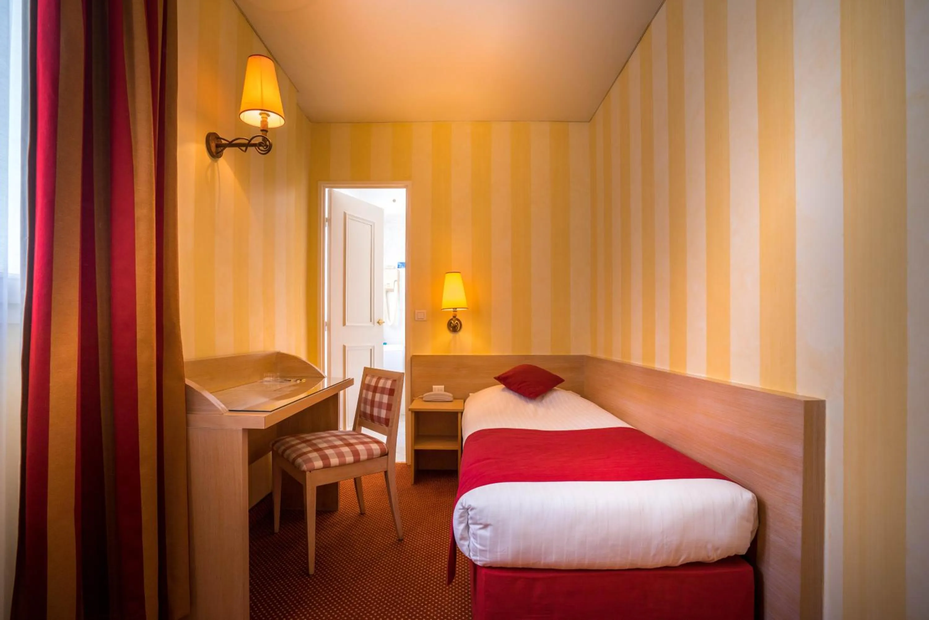 Bed in Hotel Delambre