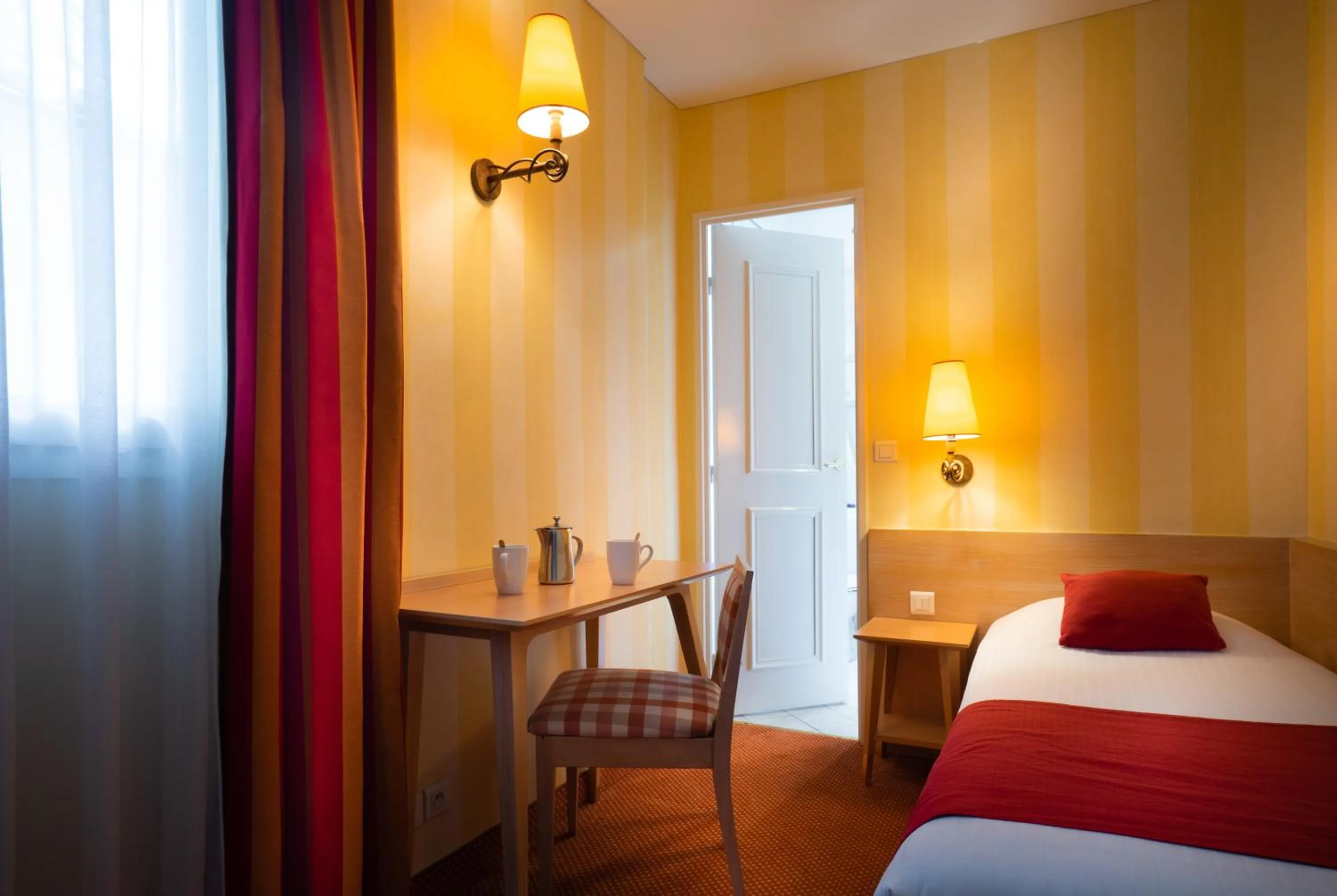 Bed in Hotel Delambre