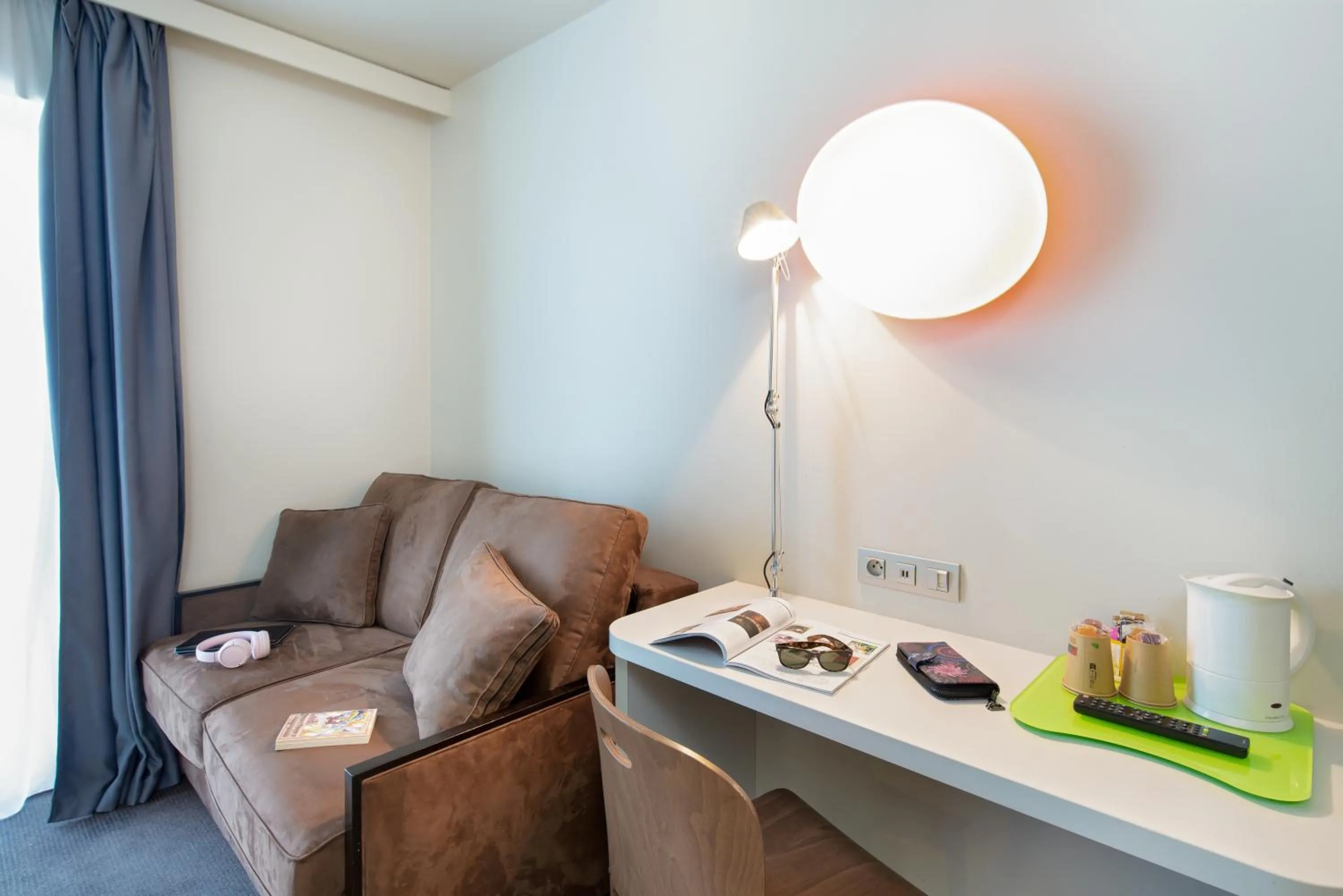 Bedroom in Campanile Clermont Ferrand Centre