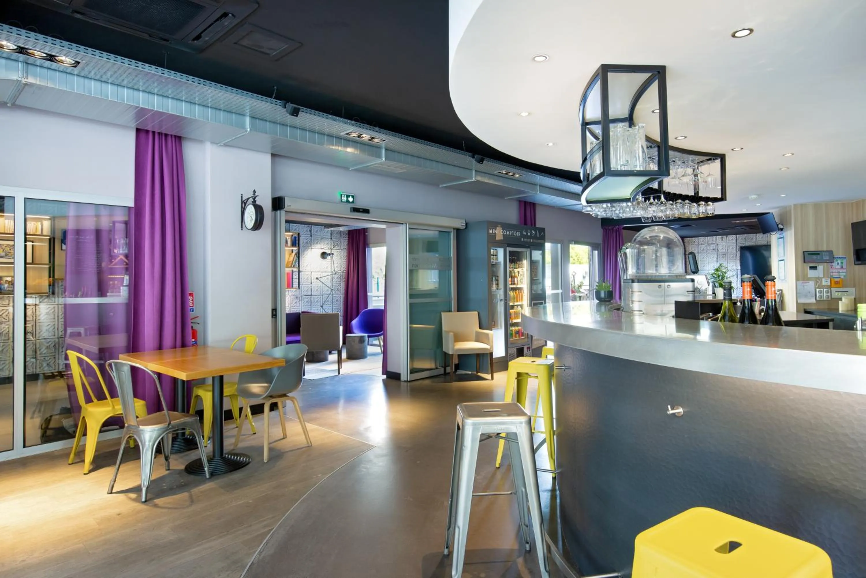 Lounge or bar in Campanile Clermont Ferrand Centre