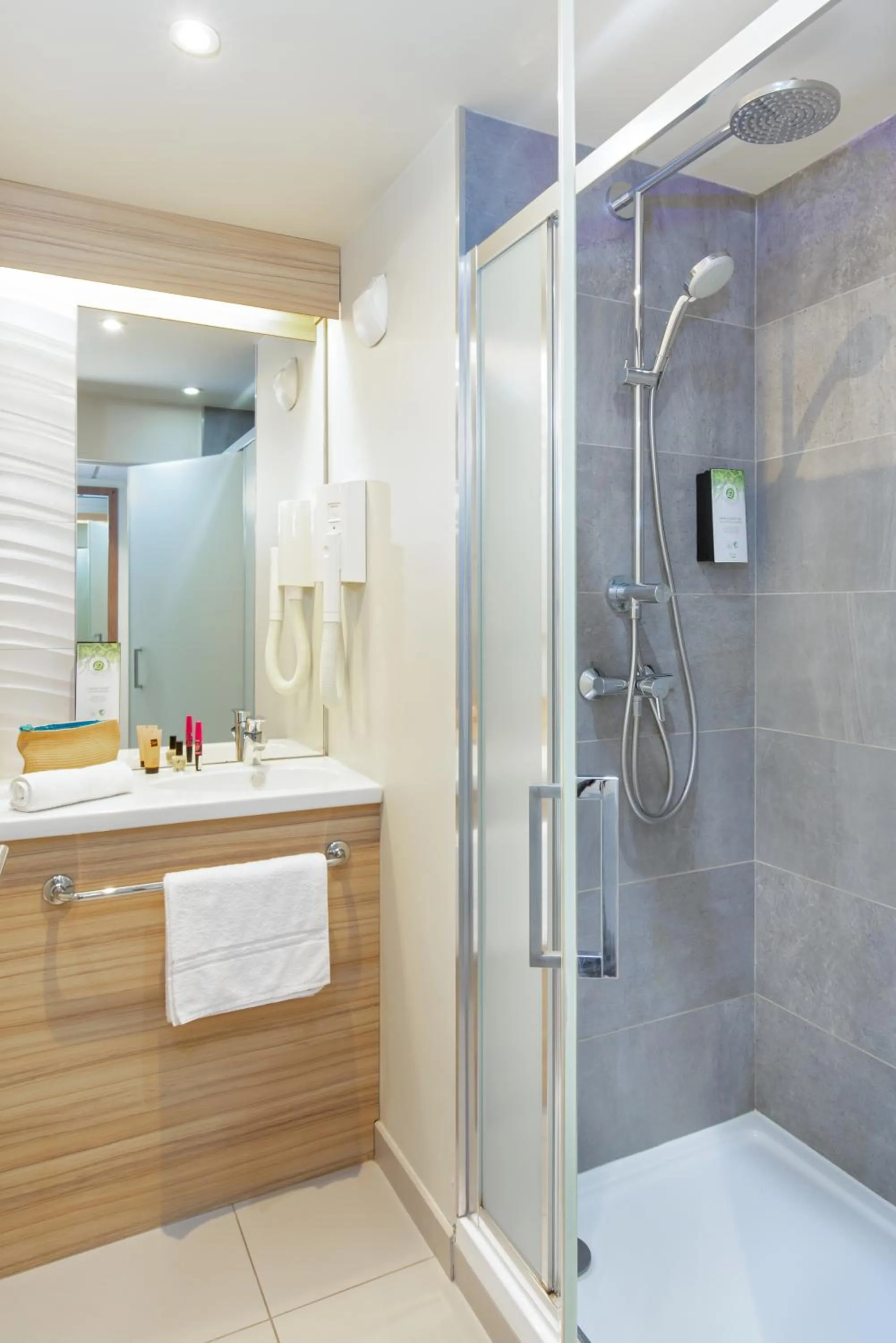 Shower in Campanile Clermont Ferrand Centre