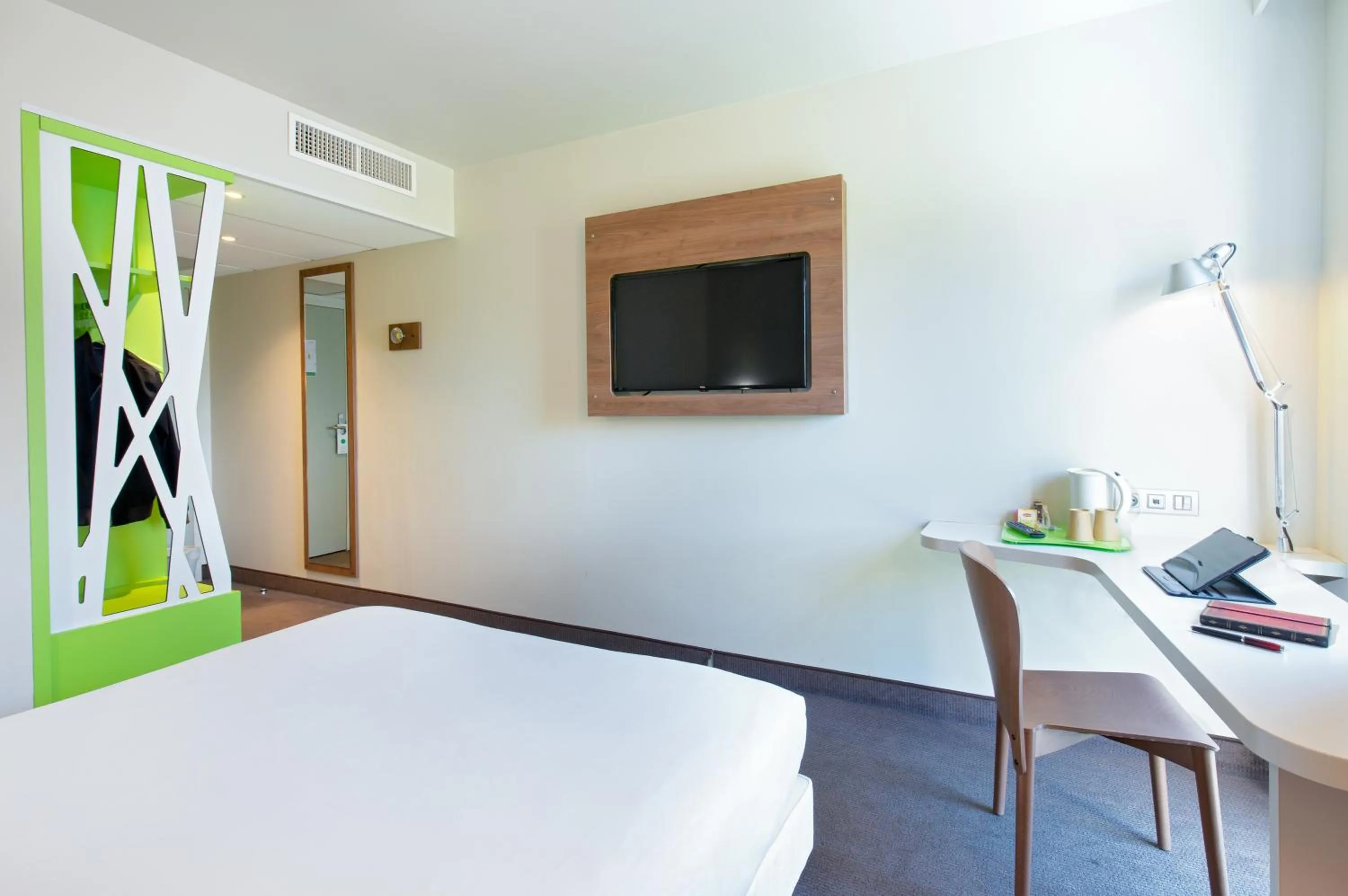 Bedroom, Bed in Campanile Clermont Ferrand Centre