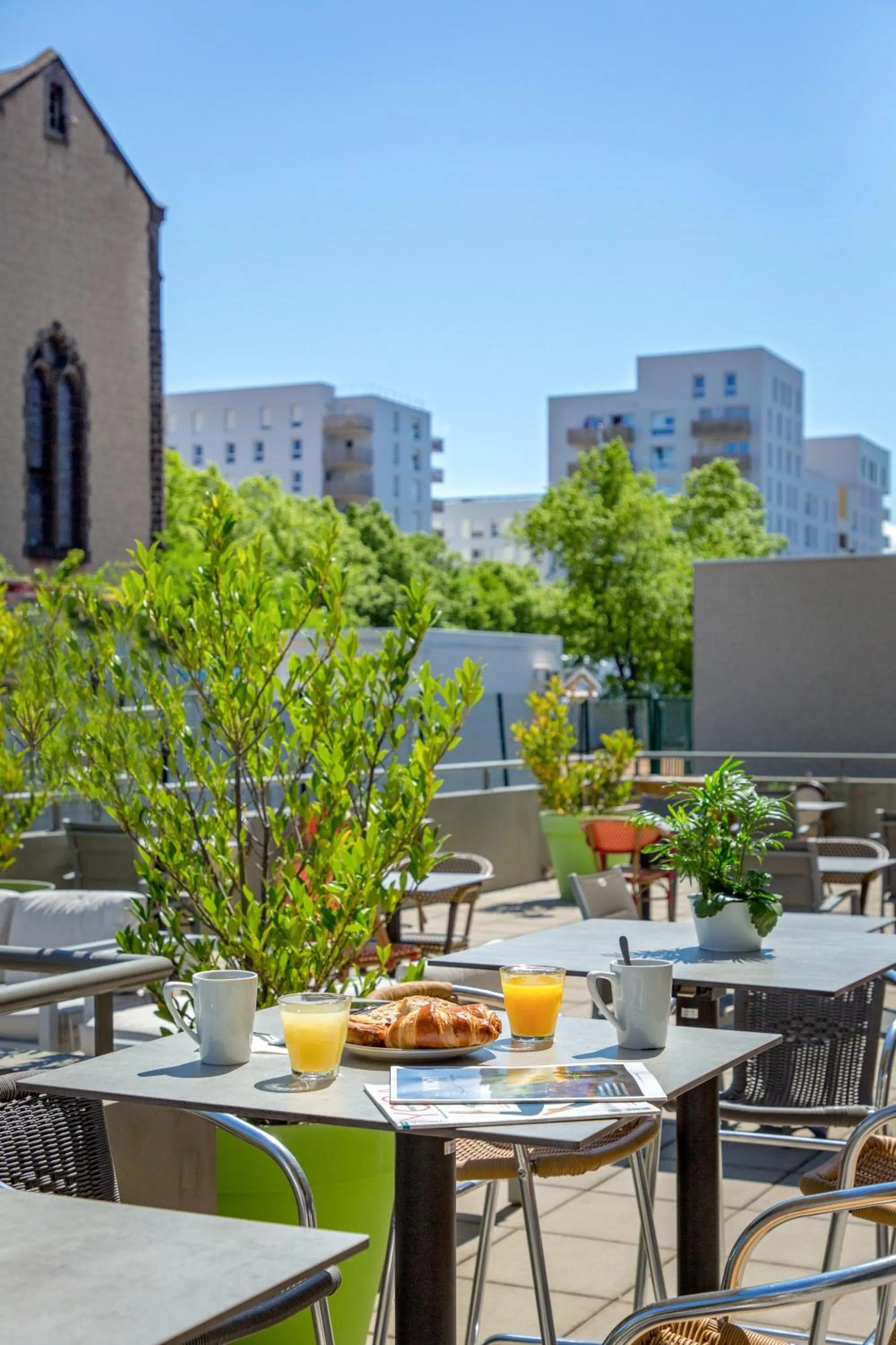 Patio in Campanile Clermont Ferrand Centre