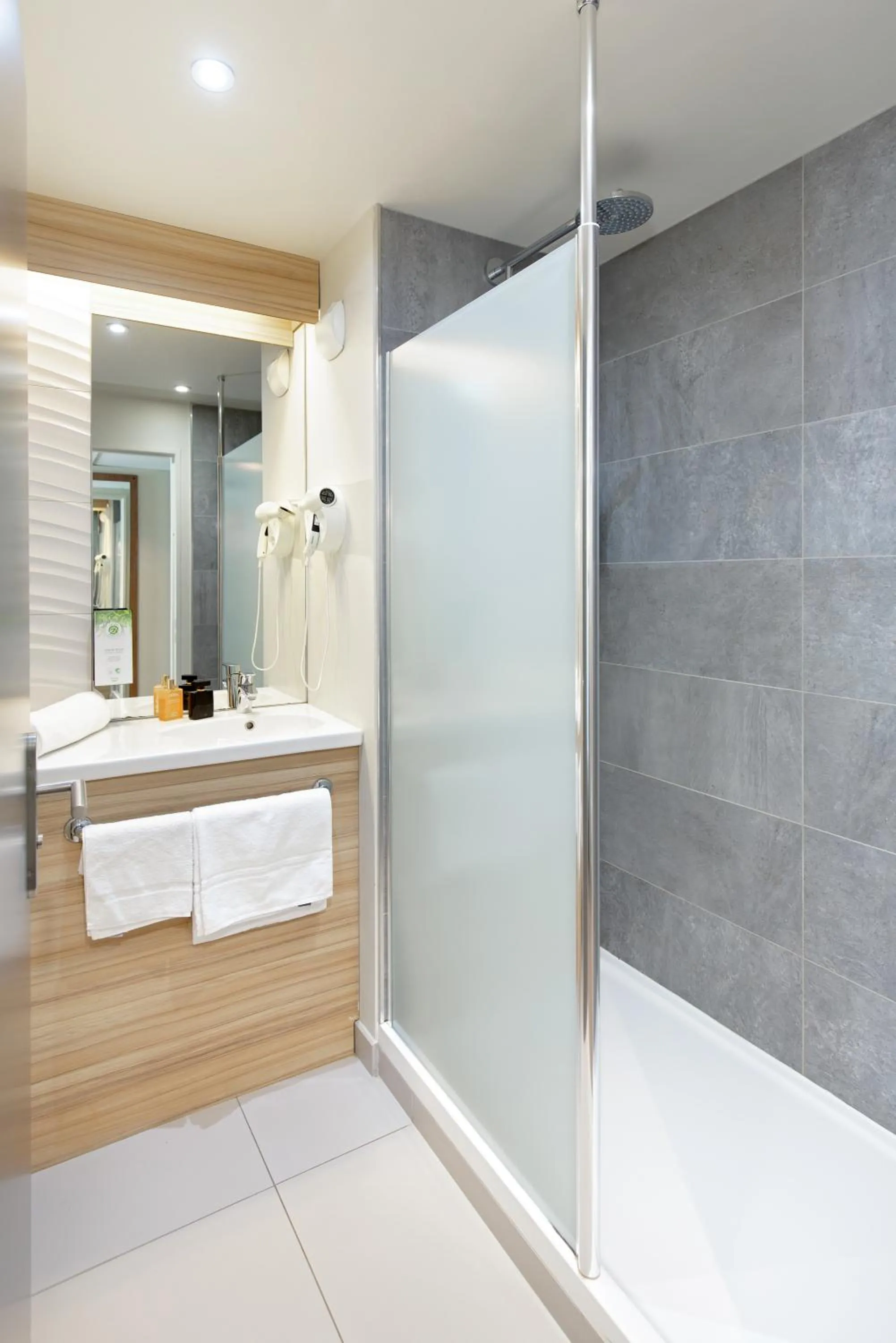 Shower in Campanile Clermont Ferrand Centre