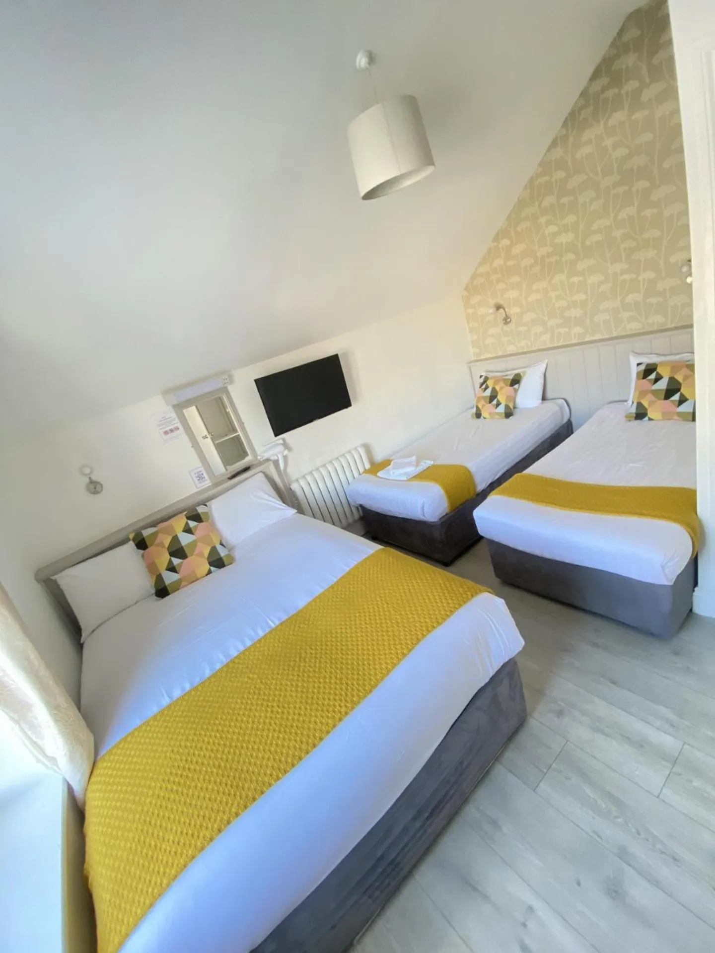 Photo of the whole room, Bed in The Town House Hotel