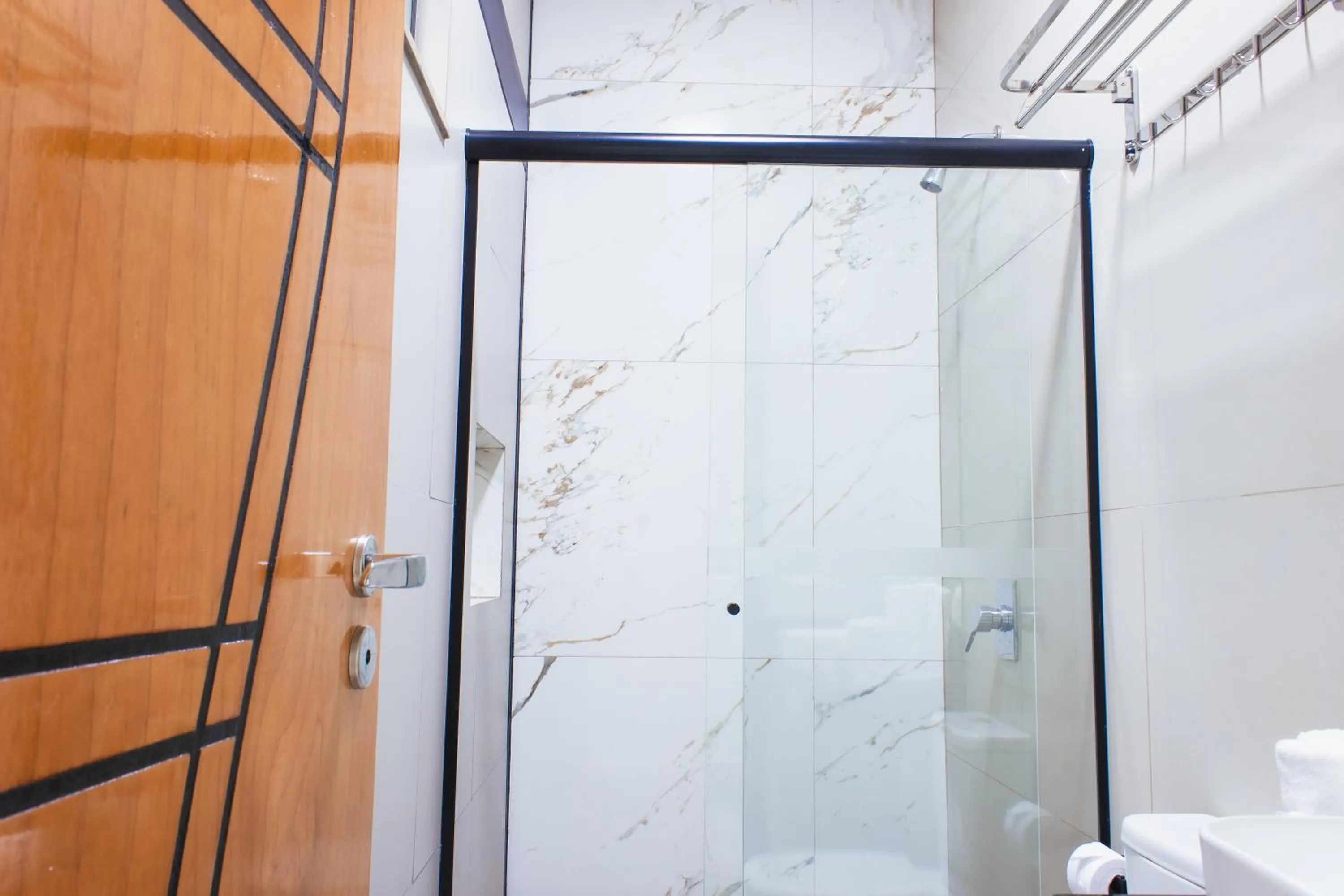 Shower in Atrium Confort Hotels