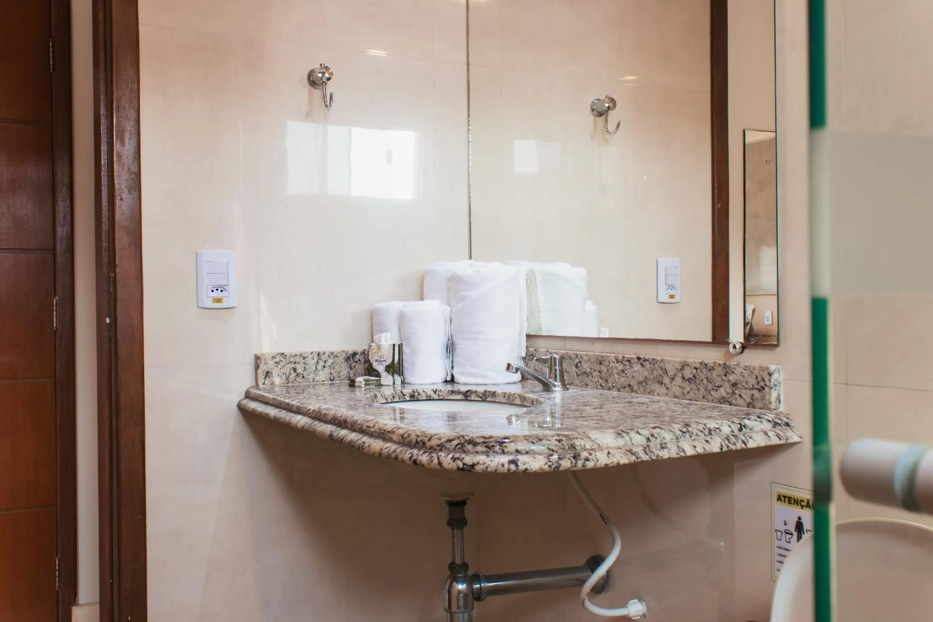 Bathroom in Atrium Confort Hotels