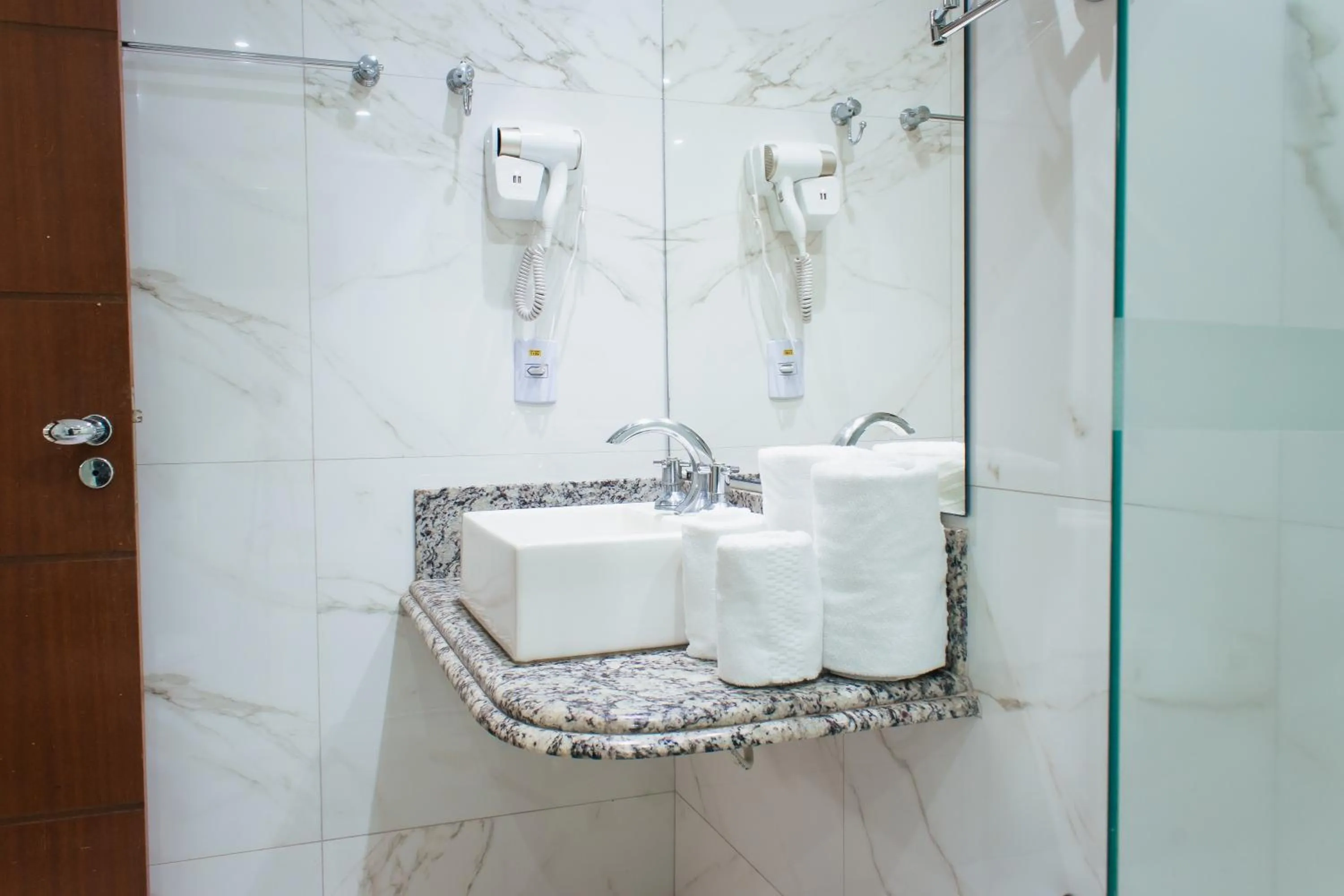 Bathroom in Atrium Confort Hotels