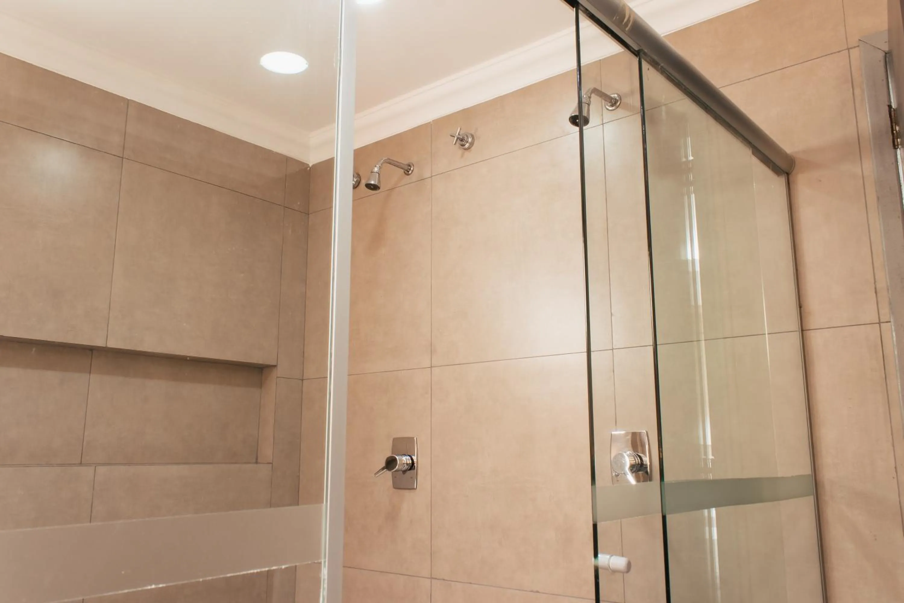 Shower in Atrium Confort Hotels