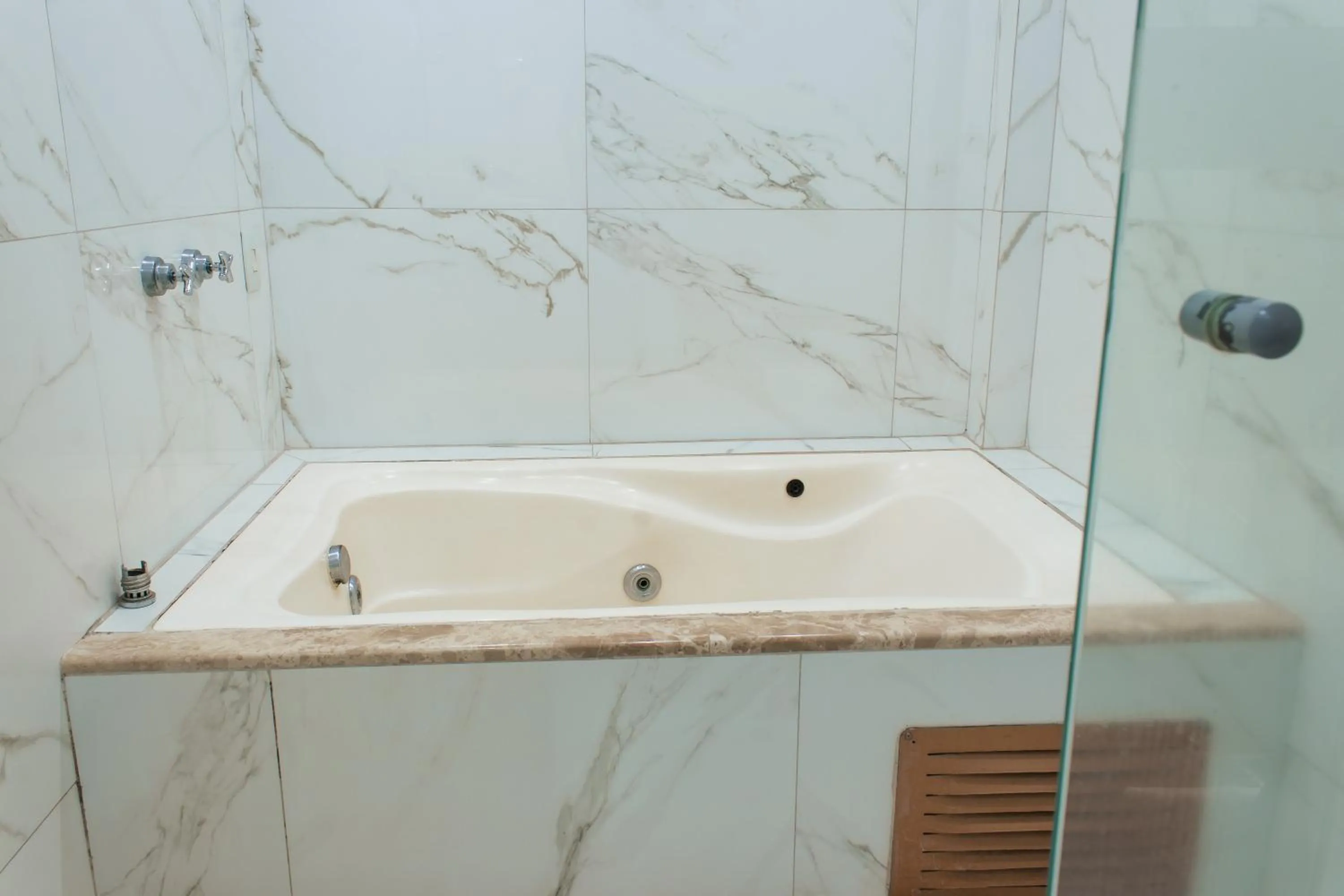 Hot Tub in Atrium Confort Hotels