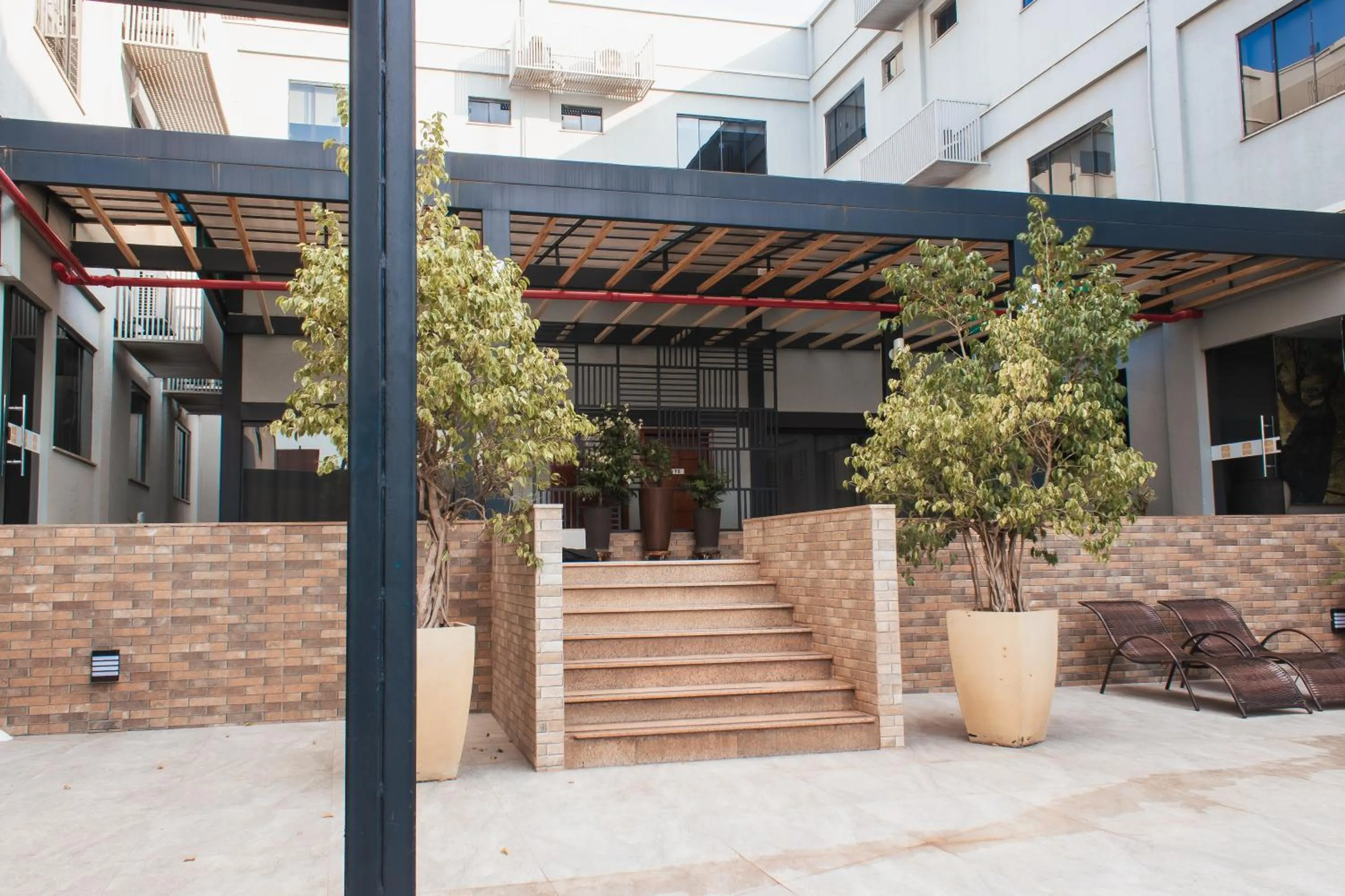 Swimming pool in Atrium Confort Hotels