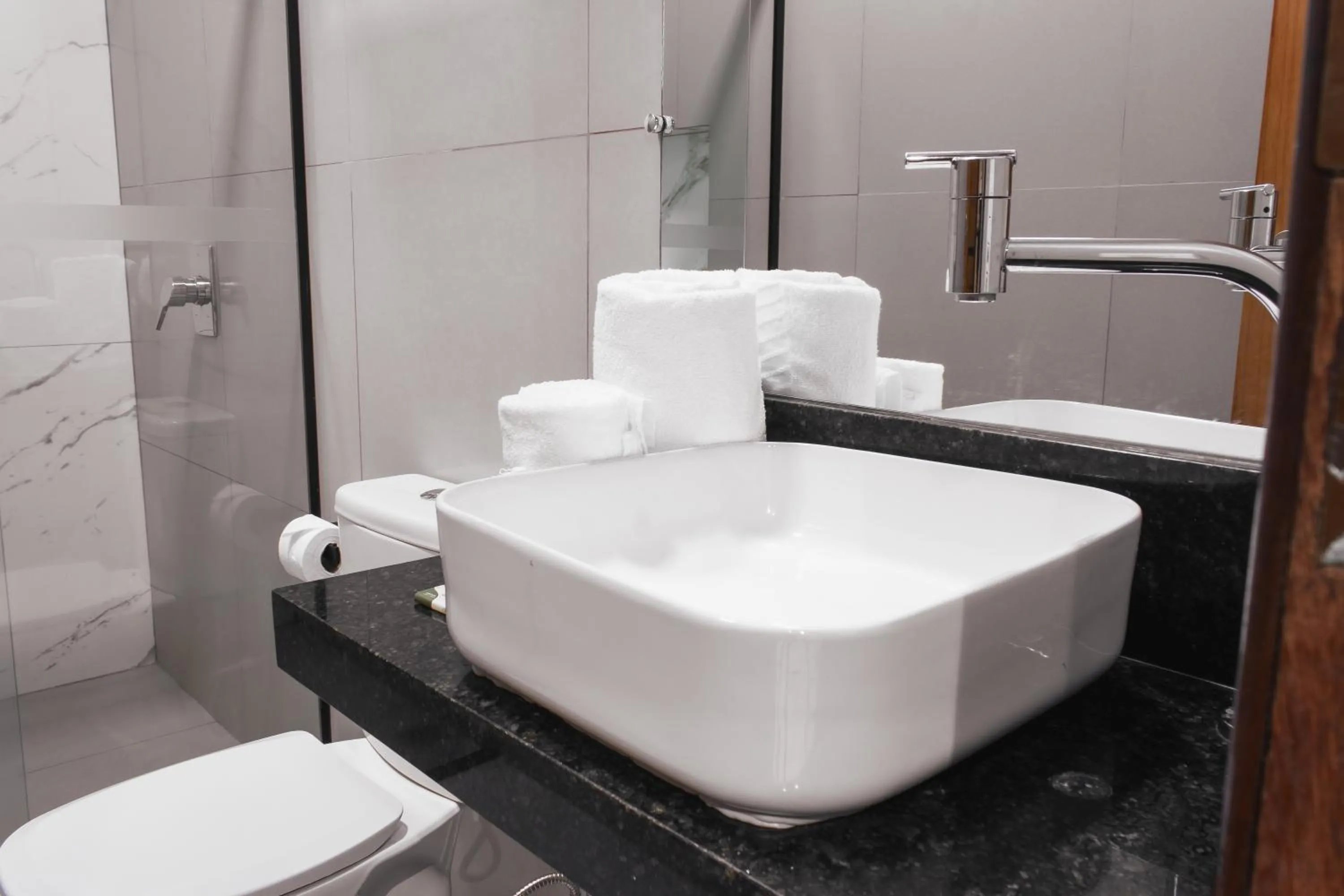 Bathroom in Atrium Confort Hotels