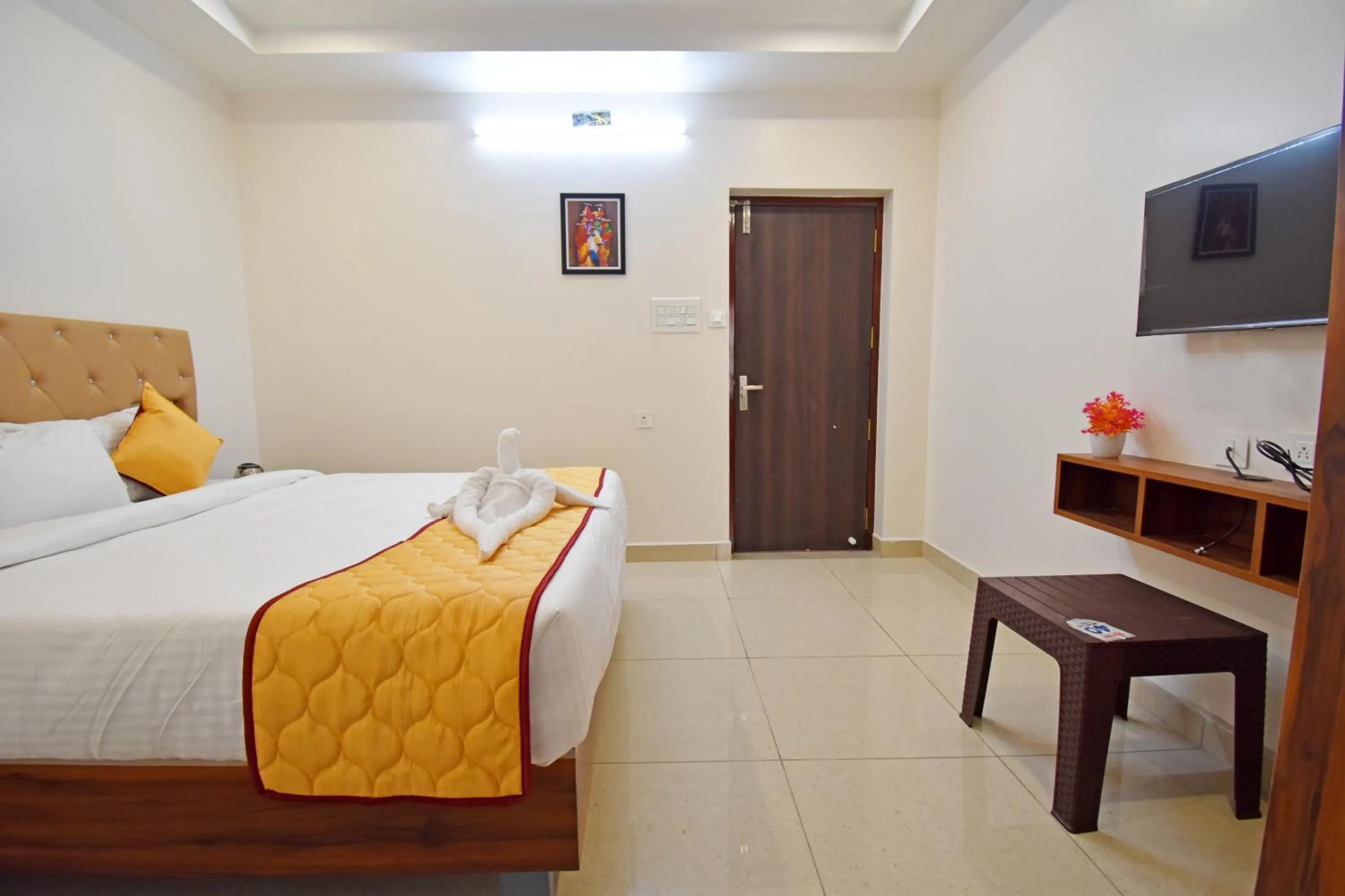 Communal lounge/ TV room, Bed in Cannan Residency Pondicherry