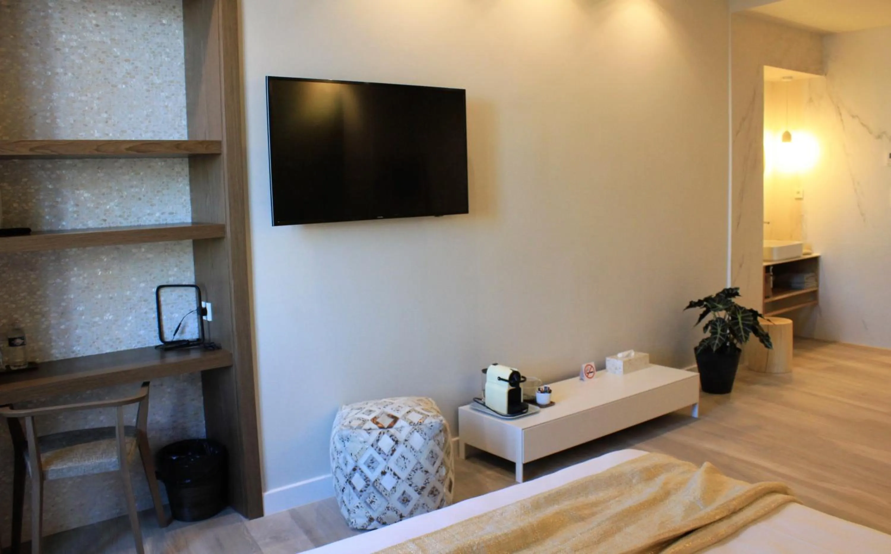 TV and multimedia, Bed in Les Suites Massena