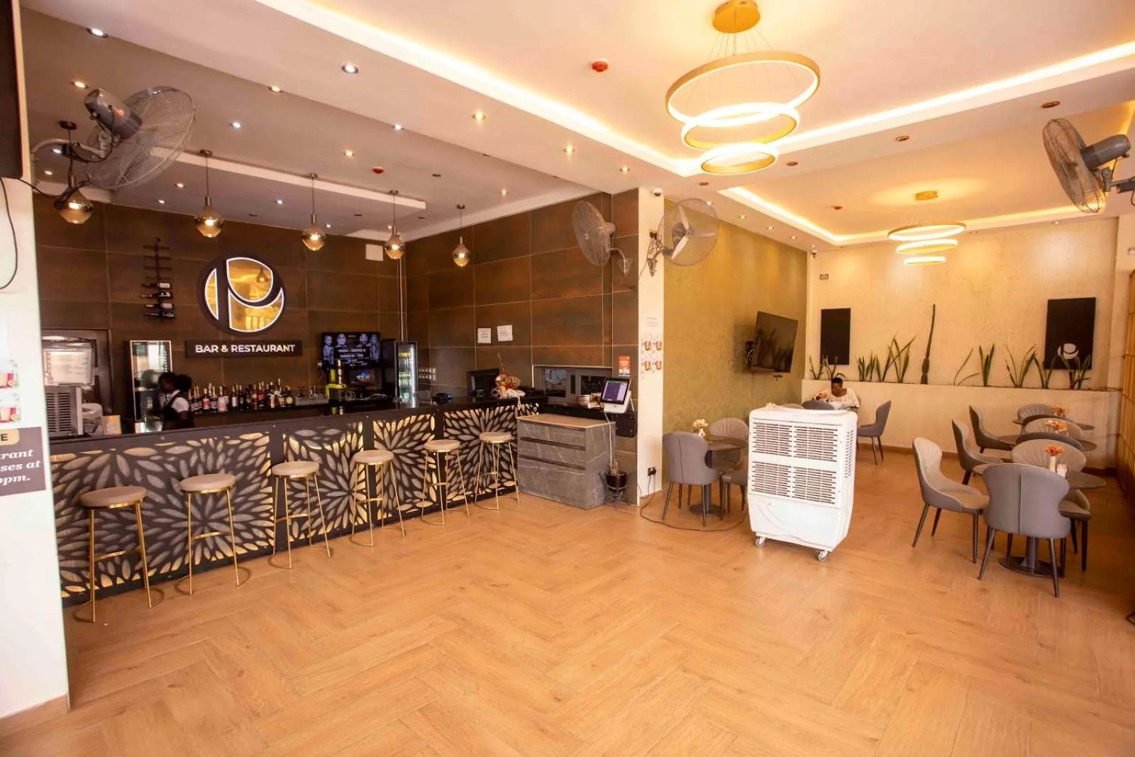 Restaurant/places to eat in Parkview Hotel