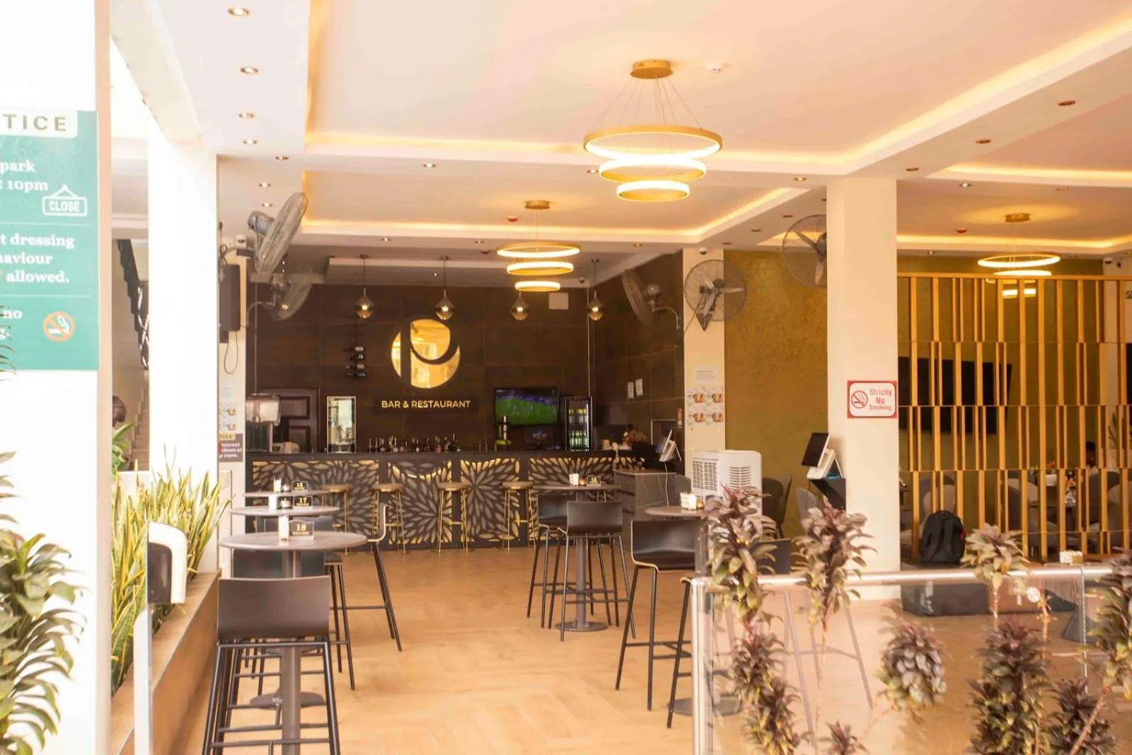 Restaurant/places to eat in Parkview Hotel