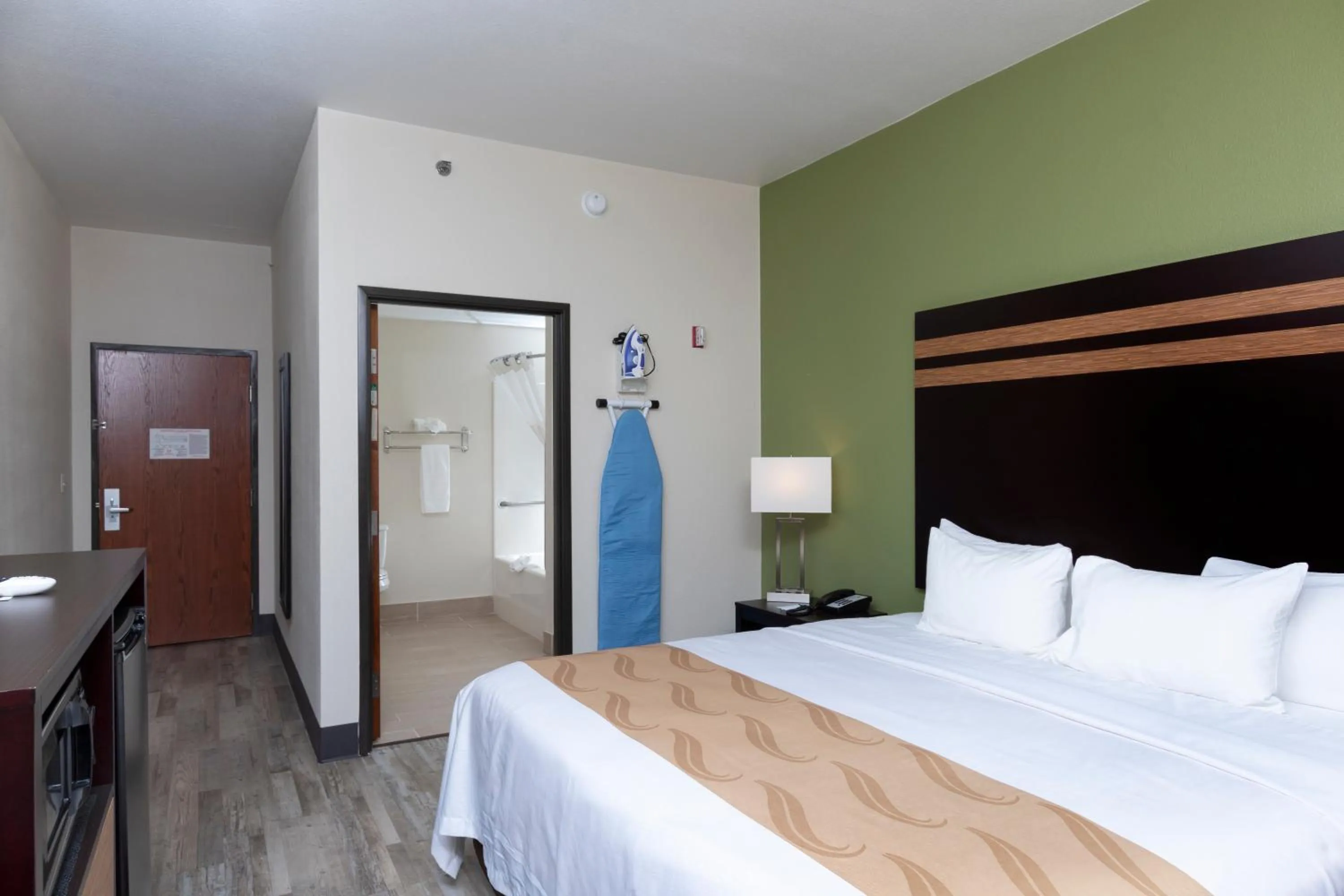 Photo of the whole room, Bed in Quality Inn & Suites Mount Vernon